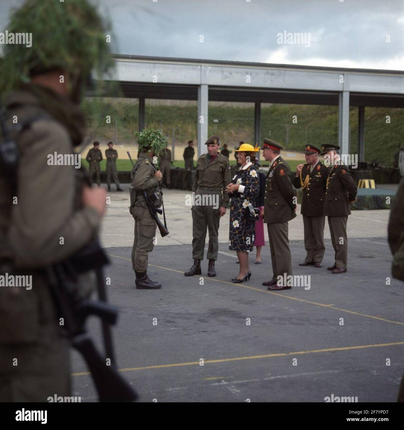 Working visit of H.M. Queen Beatrix at the army of Seedorf. The queen in conversation with a camouflaged infanterist. Stock Photo