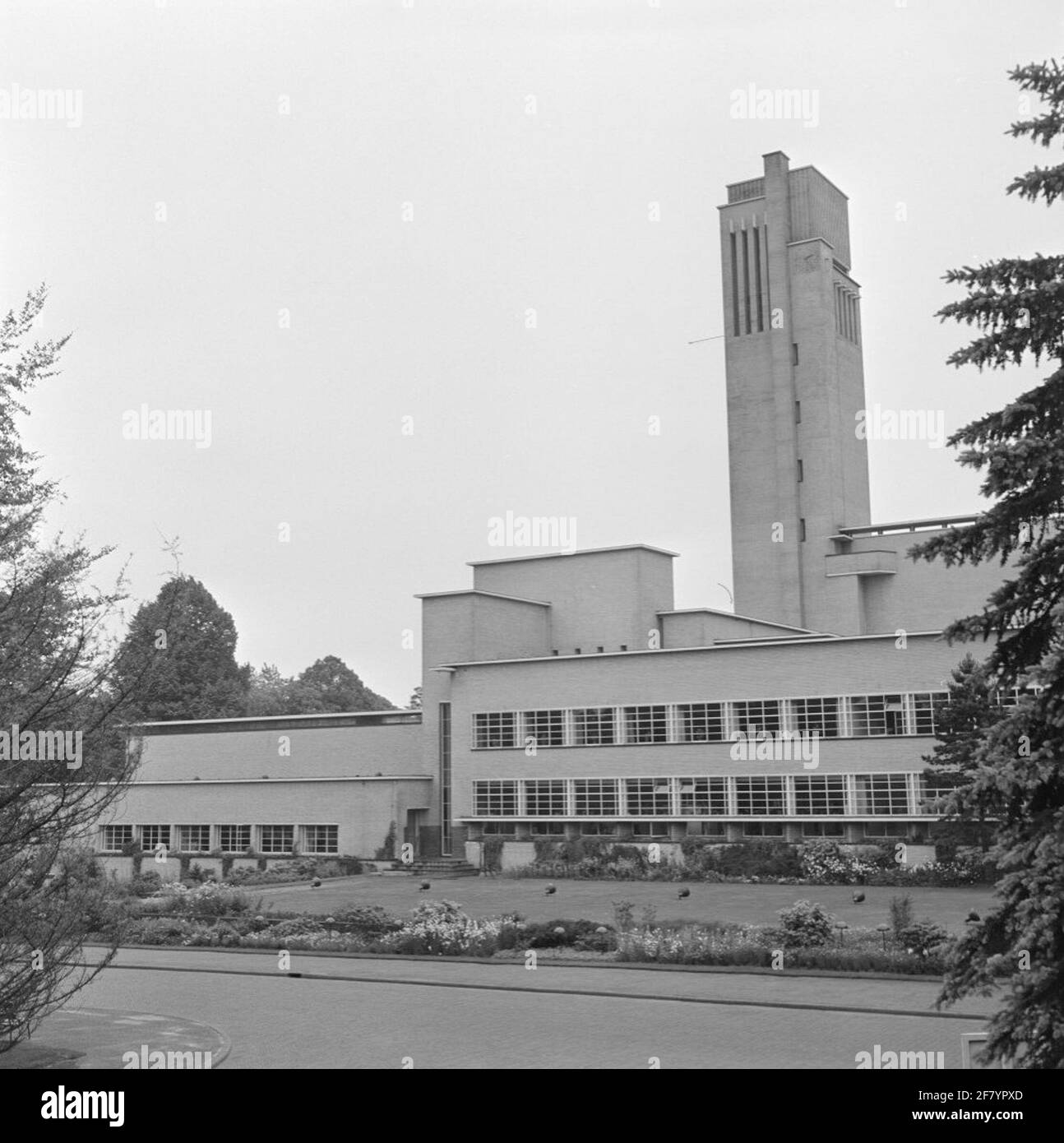 The town hall in Hilversum (1931) is a highlight of the work of the architect Willem Marinus Dudok (1884-1974). Hilversum 1956. Stock Photo