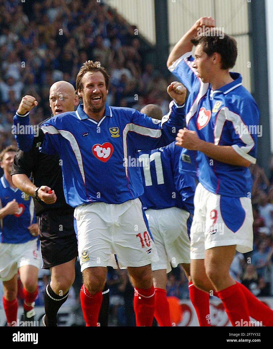PORTSMOUTH V WATFORD. PAUL MERSON RUSHES TO CONGRATULATE STETOSLAV TODOROV AFTER HE SCORES POMPEY'S SECOND. PIC MIKE WALKER, 2002  PI Stock Photo