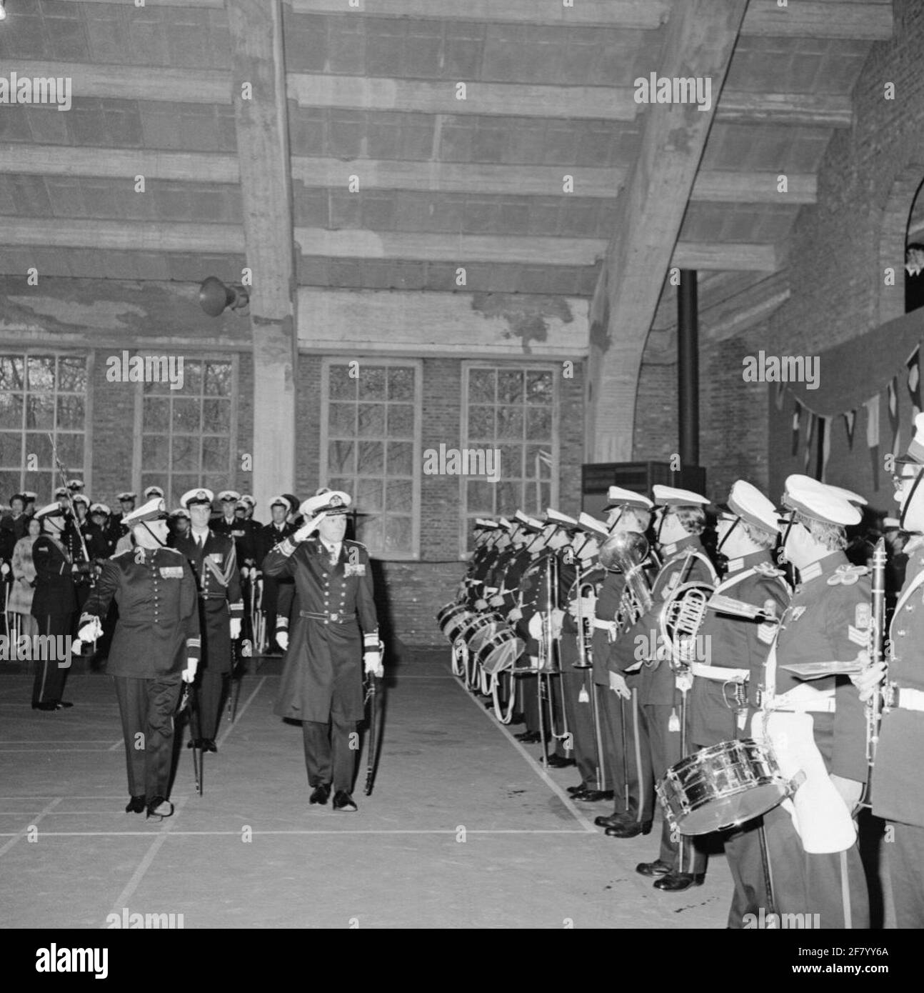 Commandogativeness D.D. January 14, 1972 of the commander of the naval power in the Netherlands. Vice-Admiral A. van der Moer gives the command to schout-at-night at the Hilversum marine course camps Stock Photo