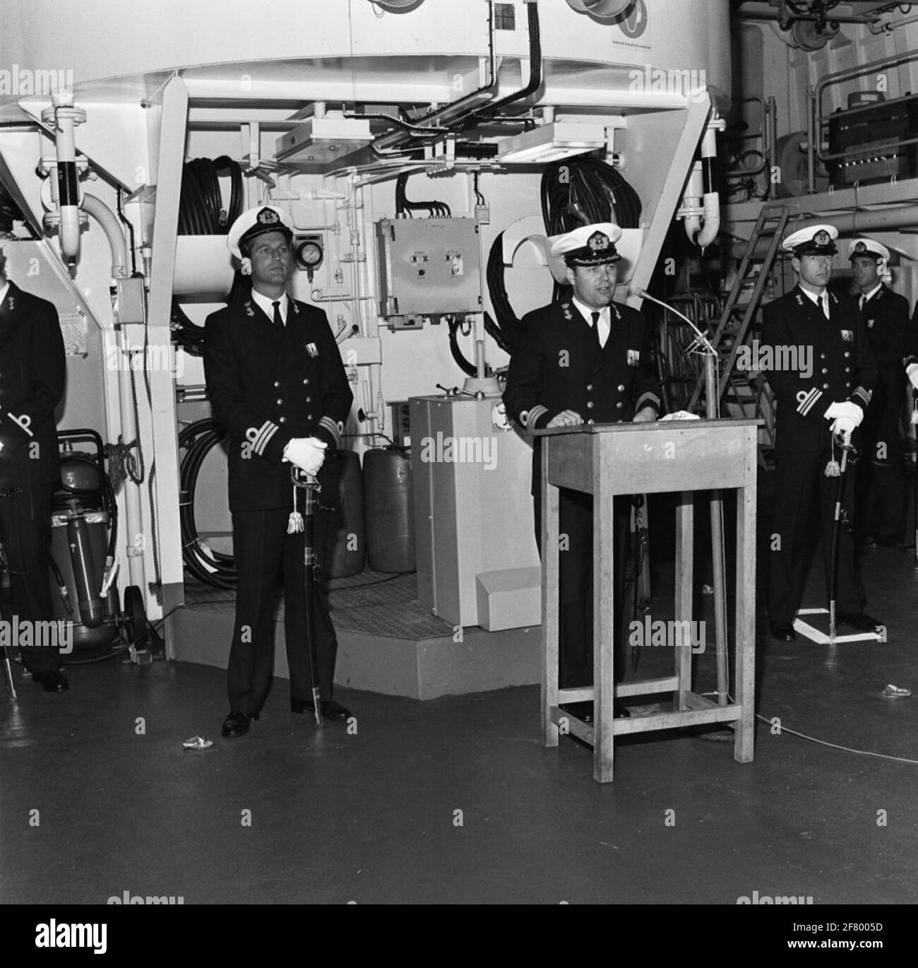 Command transfer on the standard Fregat of the Kortenaer class (S-frigate), Hr.Ms. Jan van Brakel (1983-2001). Captain lieutenant at sea (Kltz) ir. F.L. LeenArt transfers the command to Captain Lieutenant at sea (KLTZ) T. Herkemij. Kltz ir. F.l. LeenArt keeps a speech. Stock Photo