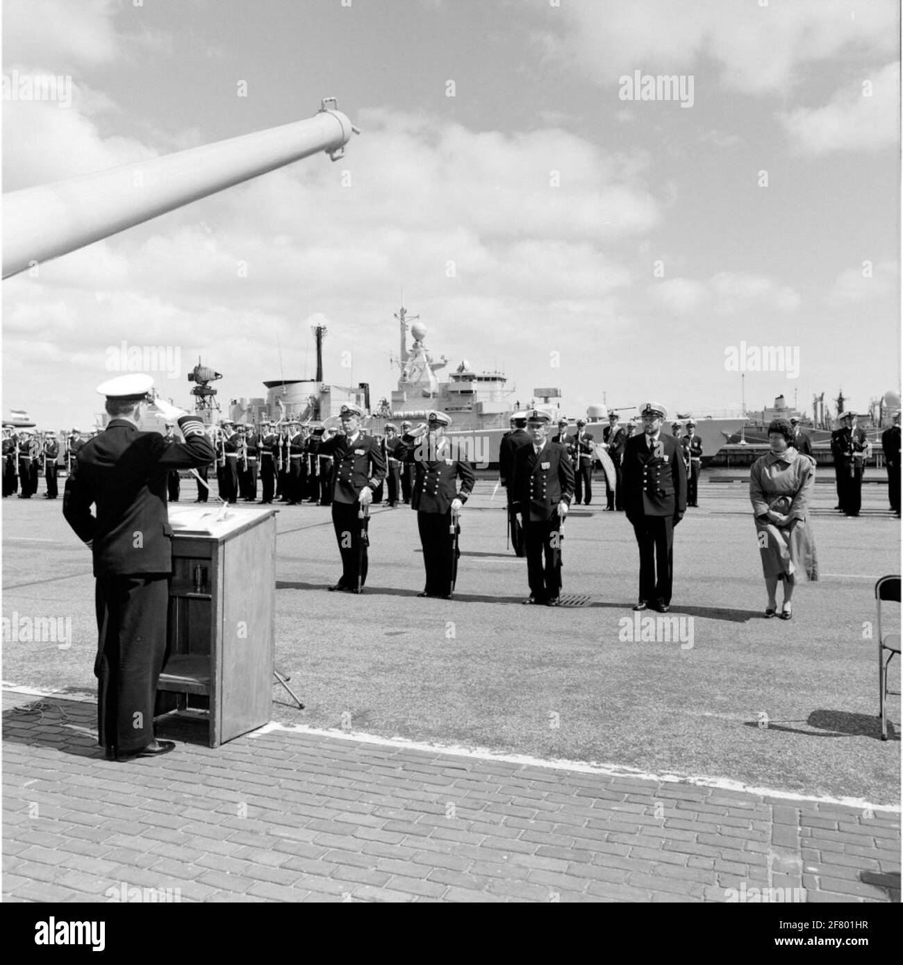 Ceremonial around the presentation of a royal award during Queen's Day on April 28, 1989 by the commander of the Underzeezienst Captain-Ter-Zee B.G.A. Fanoy (1936, behind Katheder). In the background lies the S-frigate Hr.Ms. Pieter Florisz (F 826, 1983-2001). Stock Photo