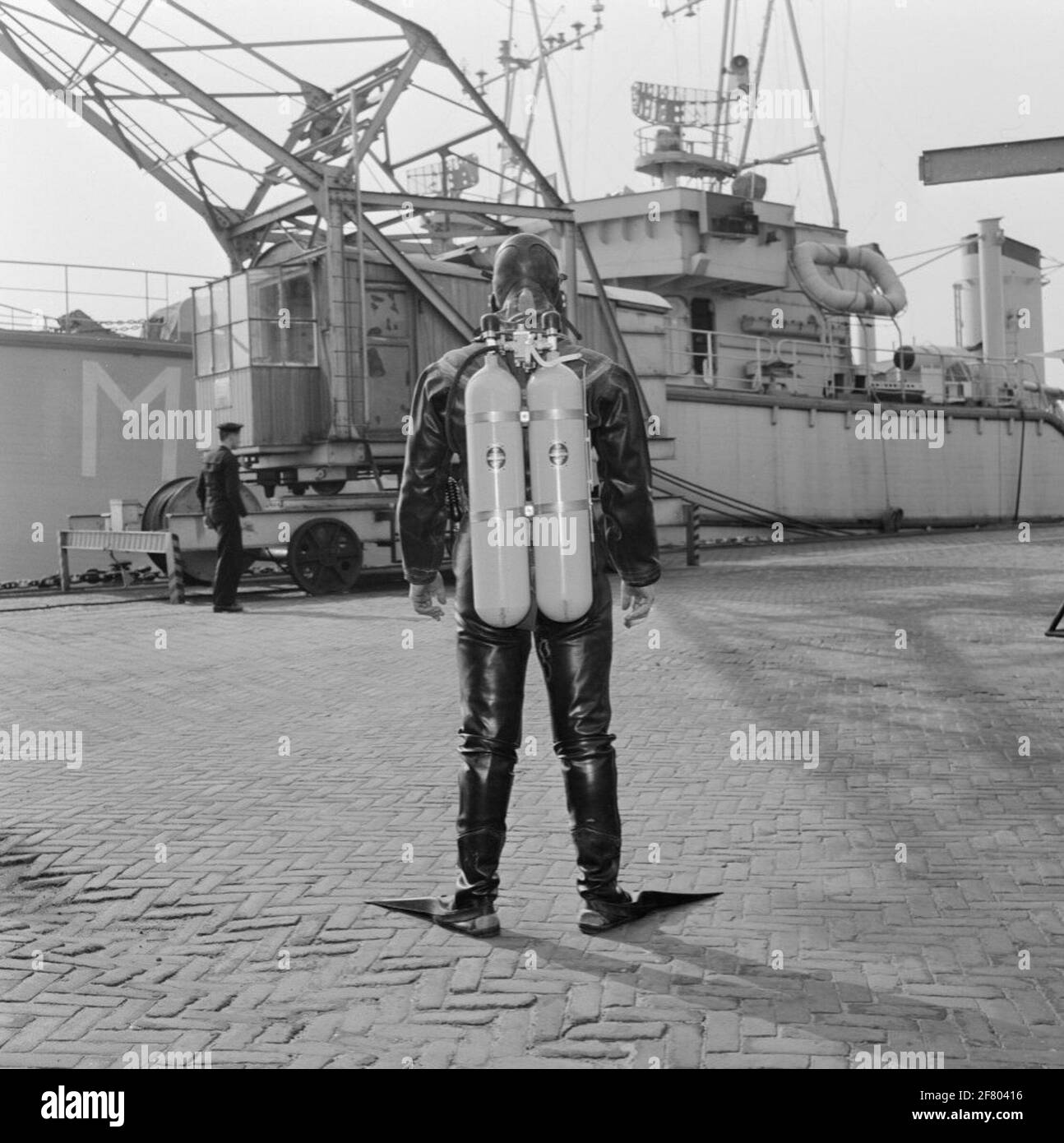 Oxygen bottle for marine divers / kikvries men Stock Photo Alamy