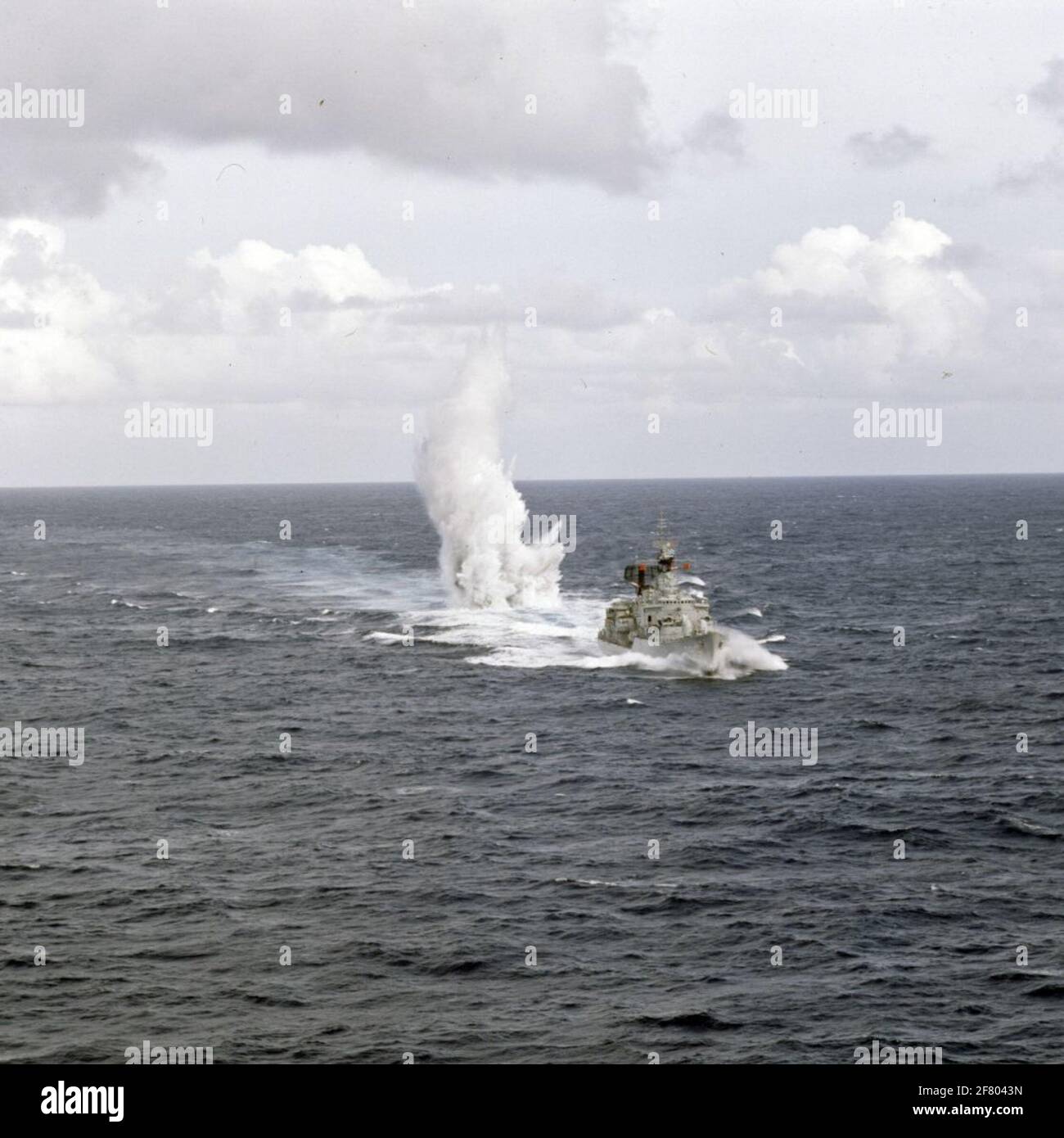 The submarine booth (B-Jager) Hr.Ms. Drenthe (1957-1980) throws a depth bomb Stock Photo