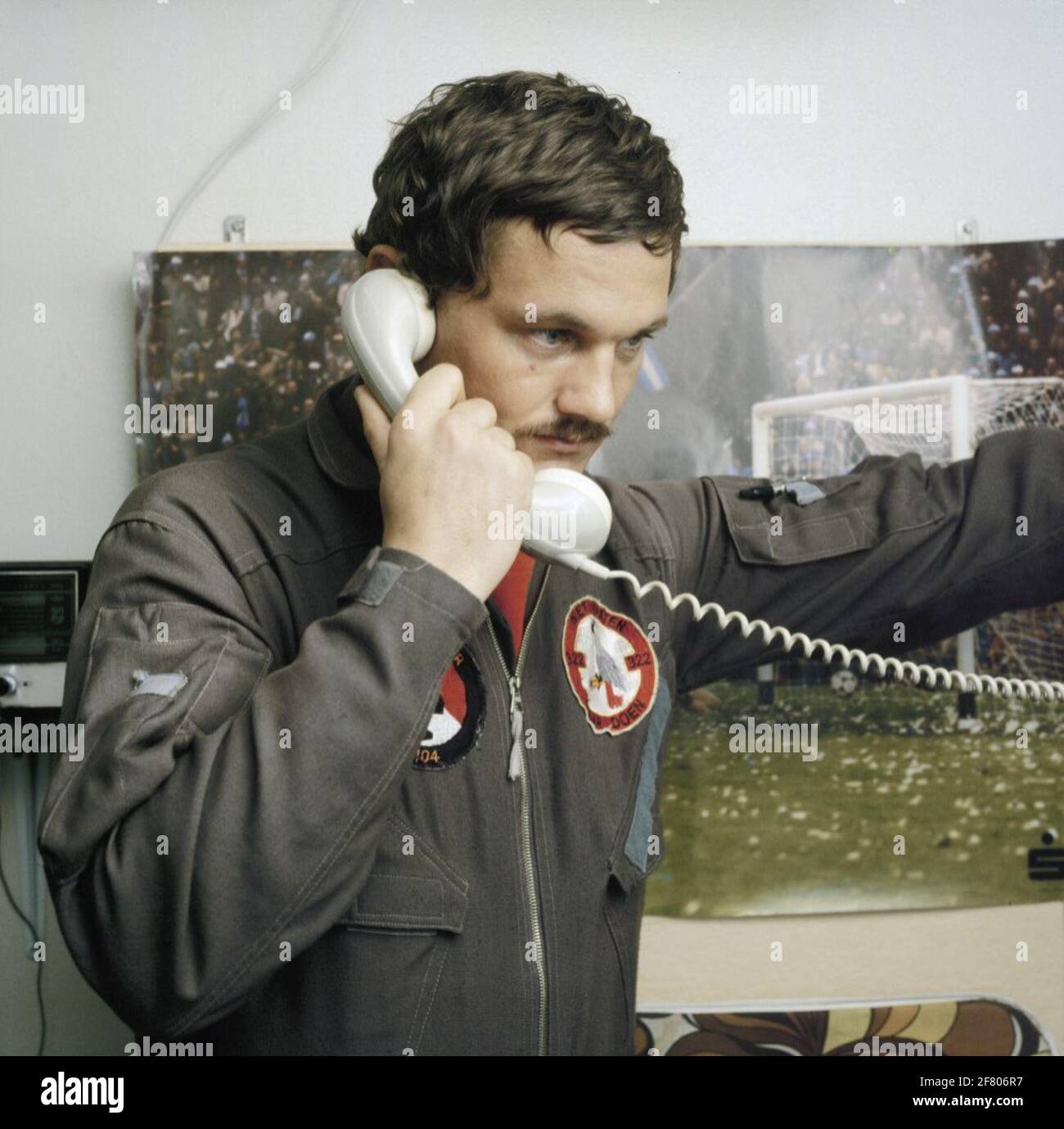 Reserve first lieutenant kite G.A. Wessels farmer from 322 Squadron in the waiting room during Quick-Reaction Alert (QRA) at Leeuwarden airbase. A telephone call. Stock Photo