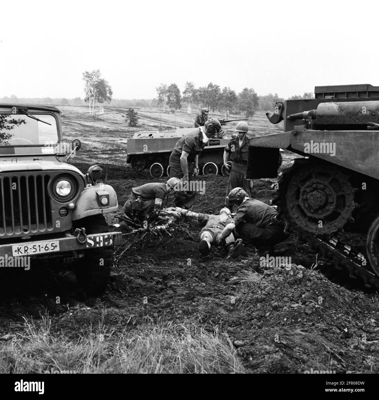 Inspector General Z.K.H. Prince Bernhard also visits the training grounds at Hohne during his working visit to 41 armored brigade. On the photo, a (exercise) wounded is made ready for drain by a jeep M38A1 Neck. On the right a Centurion MK 5 combat tank in the background an AMX-Pri. Stock Photo