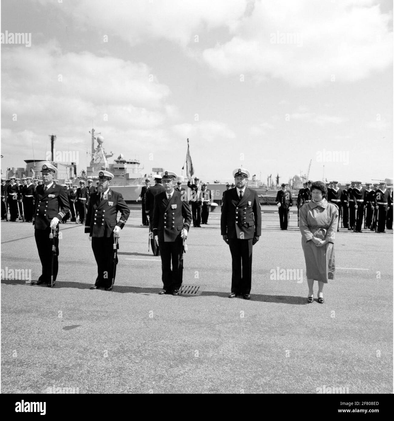 Ceremonial around the presentation of a royal award during Queen's Day on April 28, 1989 by the commander of the Underzeezienst Captain-Ter-Zee B.G.A. Fanoy (1936). The S-frigate hr.ms is in the background. Pieter Florisz (F 826, 1983-2001). Stock Photo