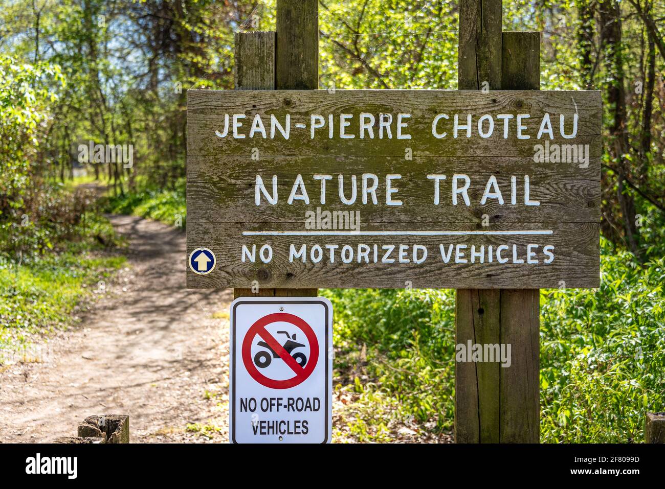 Trailhead of the Jean-Pierre Choteau Nature Trail along the Neosho (Grand) River at Clinkenbeard Park in Fort Gibson, Oklahoma. (USA) Stock Photo