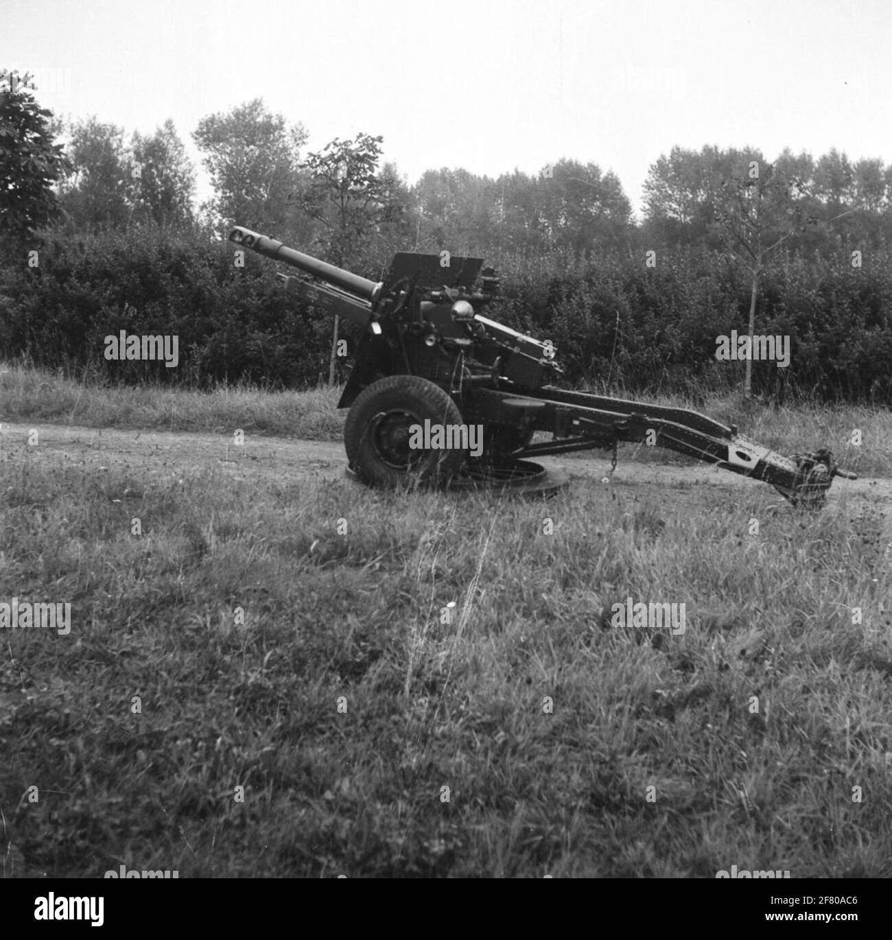 25 Ponder field gun. Caliber 88 mm. Up to 1965 Standard guns at the light field artillery of the