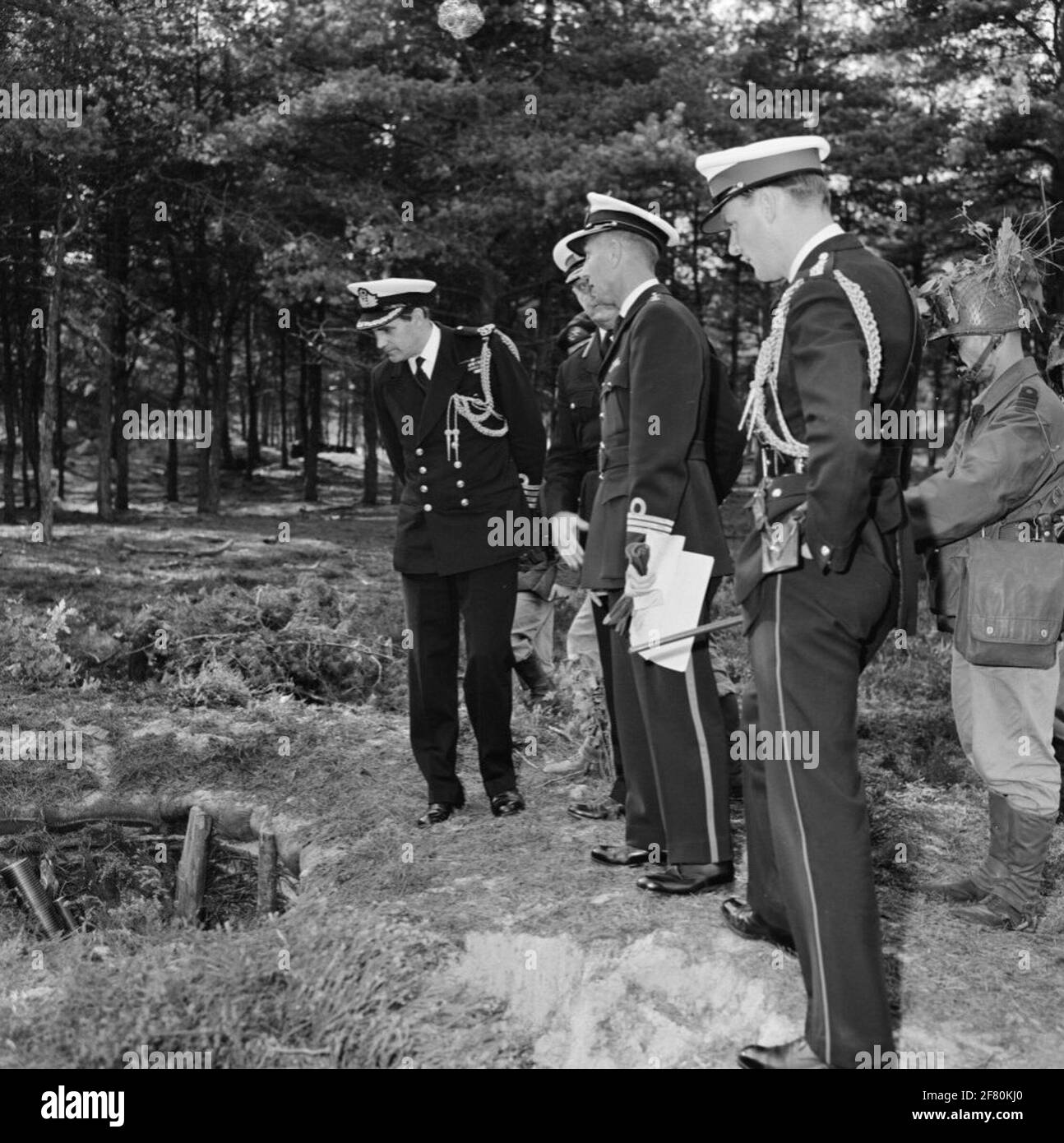 The commander general of the british royal marines general sir malcolm