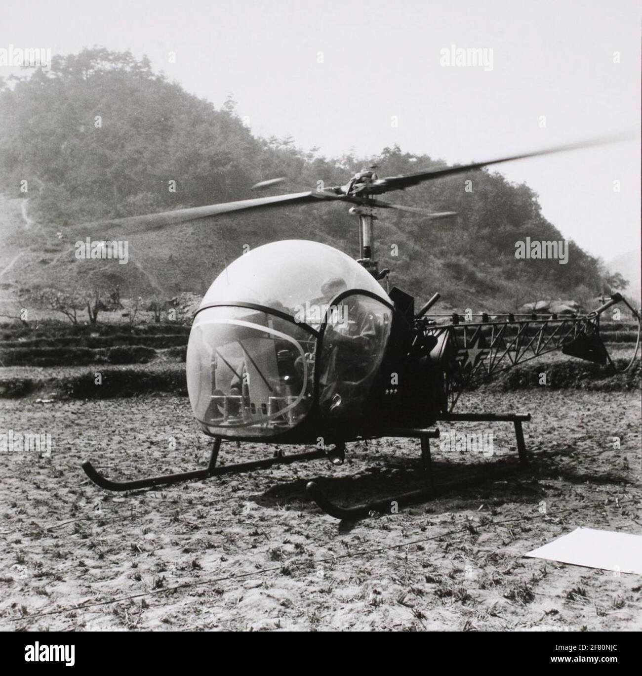 Arrival of the helicopter with the American General James A. van Fleet at the NDVN in the 'cannon valley'. See 292 (Gen James A. van Fleet, Commander 8th Army, comes down to a Sawah at NDVN) Stock Photo