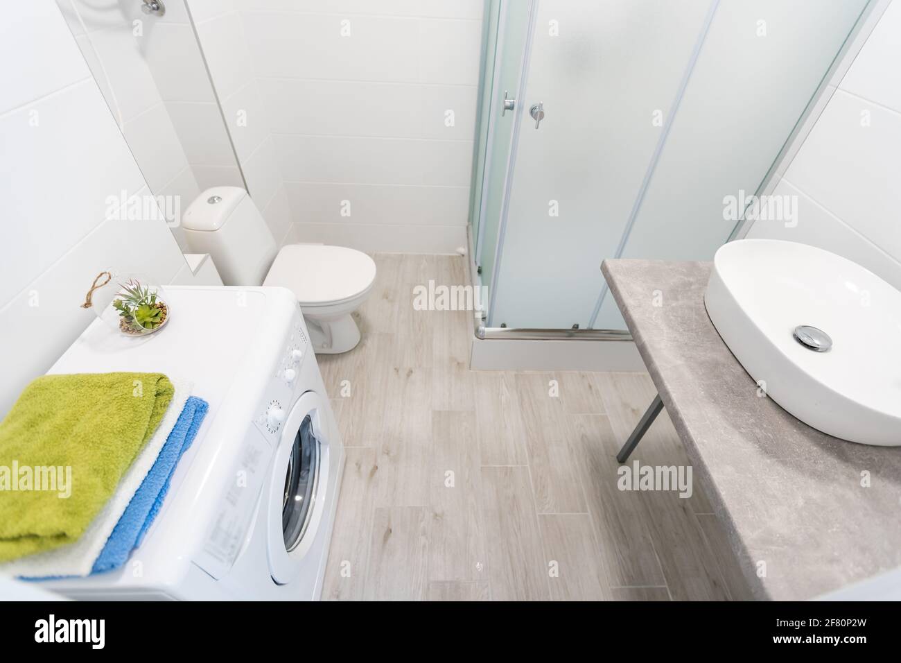 Modern twin bathroom with sinks, toilet and shower Stock Photo Alamy