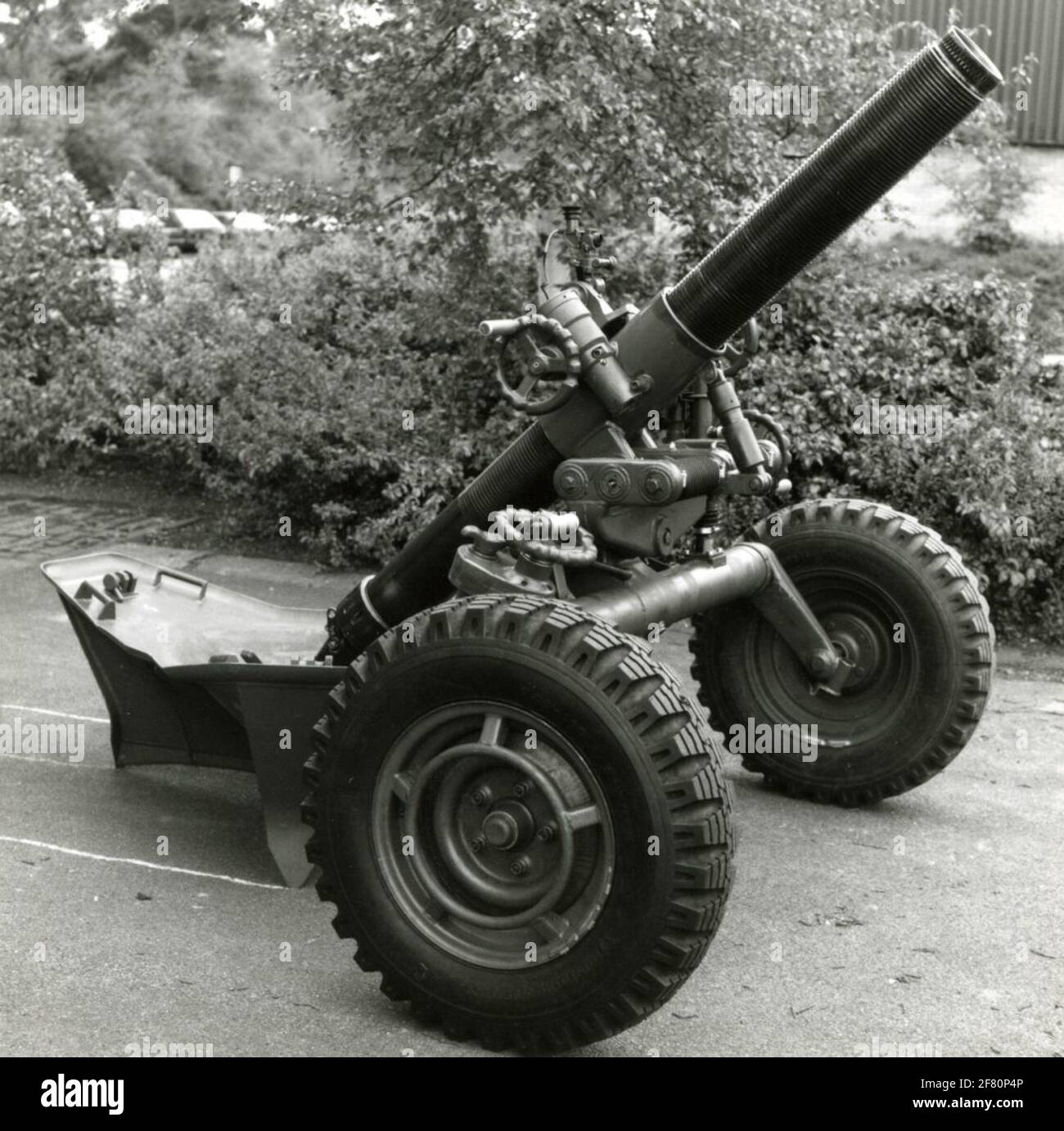 120 mm mortar hi-res stock photography and images - Alamy