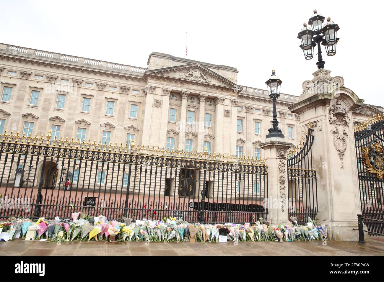 Prince Philip Tribute, Buckingham Palace, London, UK, 10th April 2021 Stock Photo