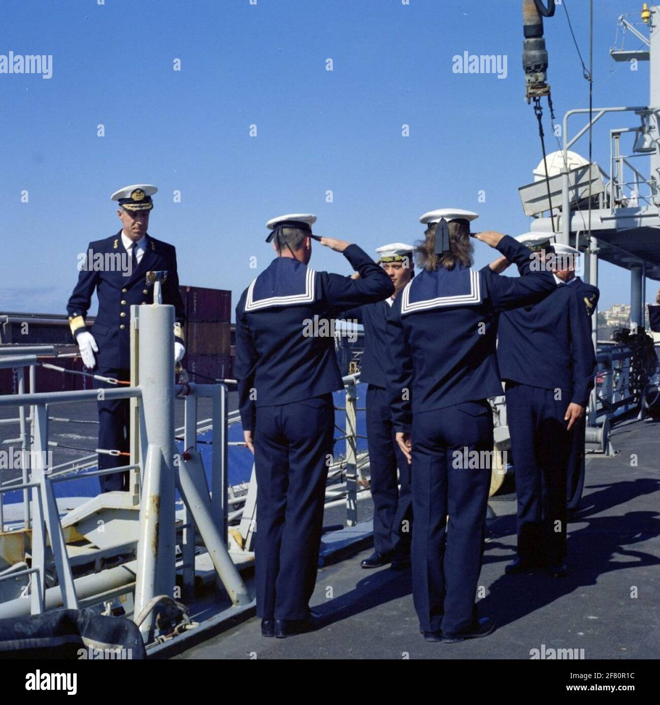 Ceremonial around the presentation of awards in the Order of Orange-Nassau at the Aircraft Cover of the GW-FREGAT HR.MS. Tromp (F 801, 1975-1999) During the squadron trip 1/89 in English waters. On the left the squadron commander schout-at-night ir. P.e.r. Leather dire (1939). Stock Photo