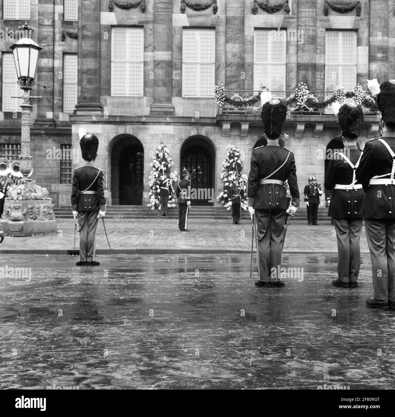 Peekers from the Marines Corps and the Grenadiers Wardremiment for the Palace on Dam Square. 6th photo of series. Marriage of H.K.H. Princess Beatrix and Z.K.H. Prince Claus. Stock Photo