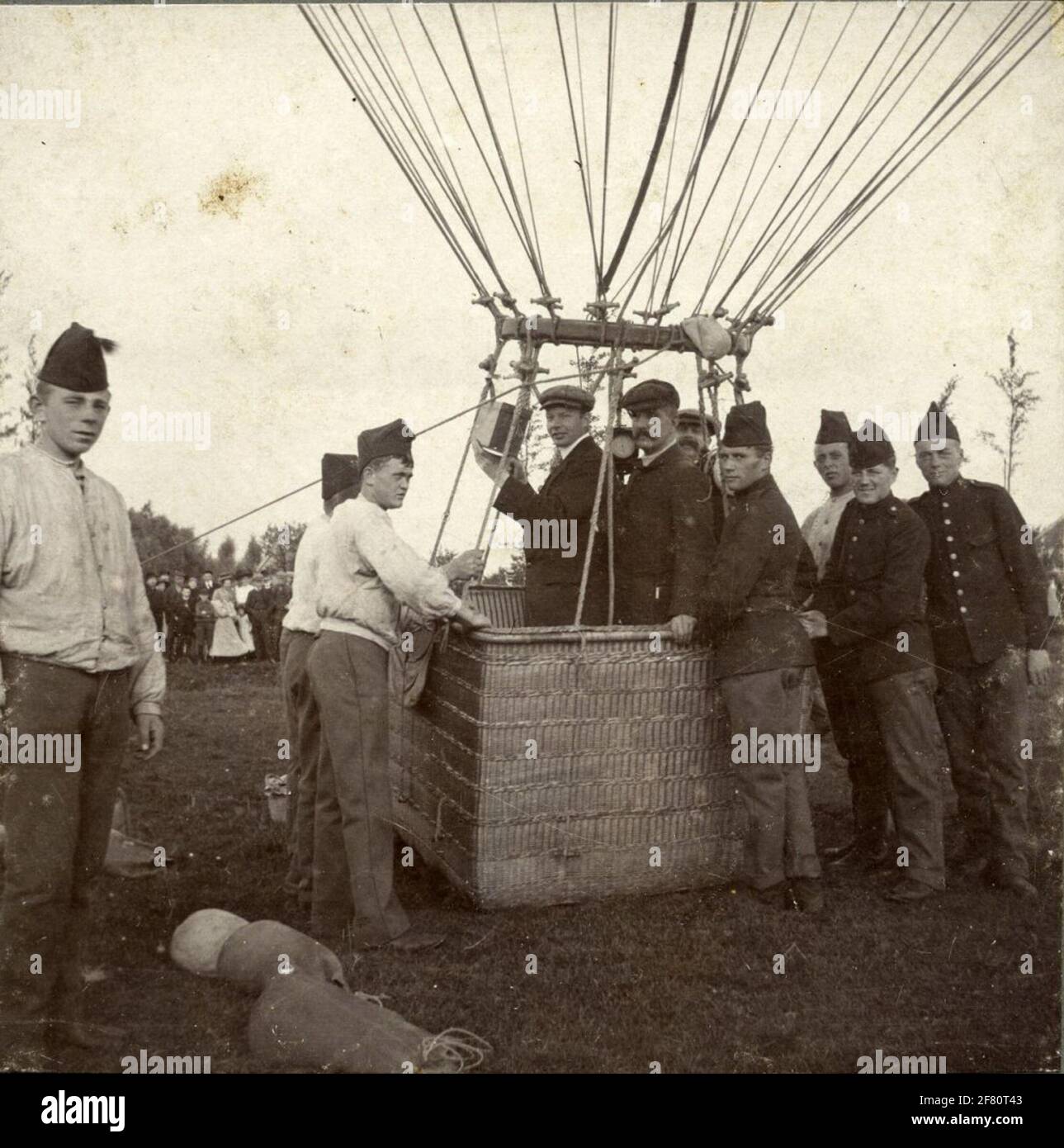 Air balloon Amsterdam from the Dutch Aviation Association (NVVL) shortly before taking off at Zeist. One of the balloonists is the aviation pioneer (and later army commander in 1941) Hein ter gates that probably keep an altimeter or a barograph in his hands. Stock Photo