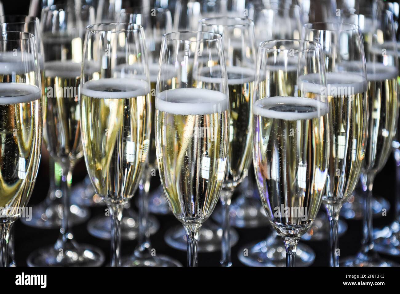 Dinner gala champagne hires stock photography and images Alamy