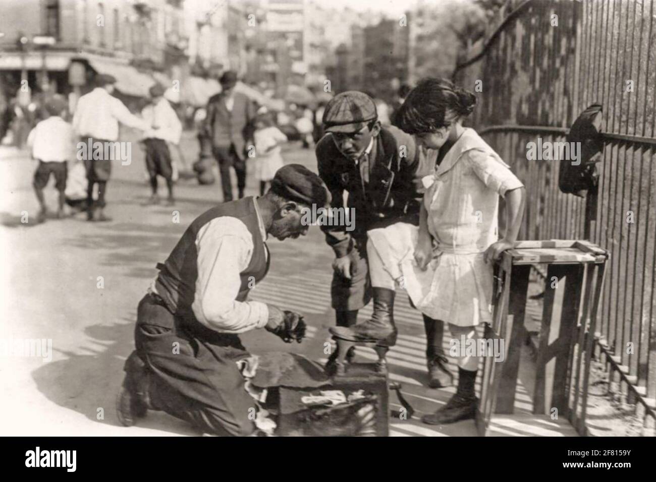 SHOE SHINE in New York 1910 Stock Photo