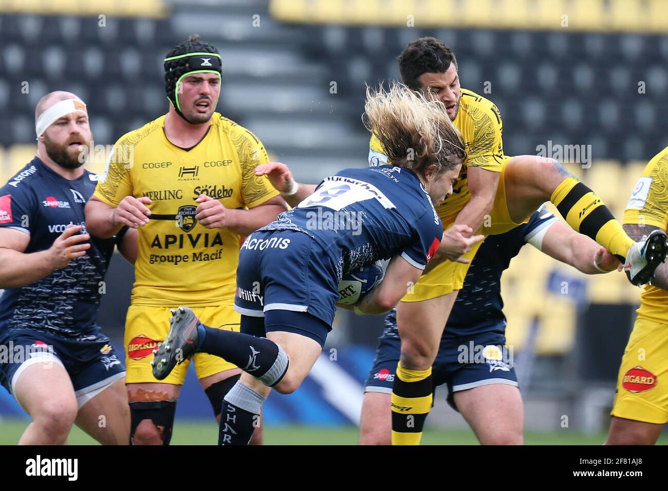 Faf De Klerk Of Sale Sharks And Gregory Alldritt Of La Rochelle During The European Rugby Champions Cup Quarter Final Rugby Union Match Between La Rochelle And Sale Sharks On April 10