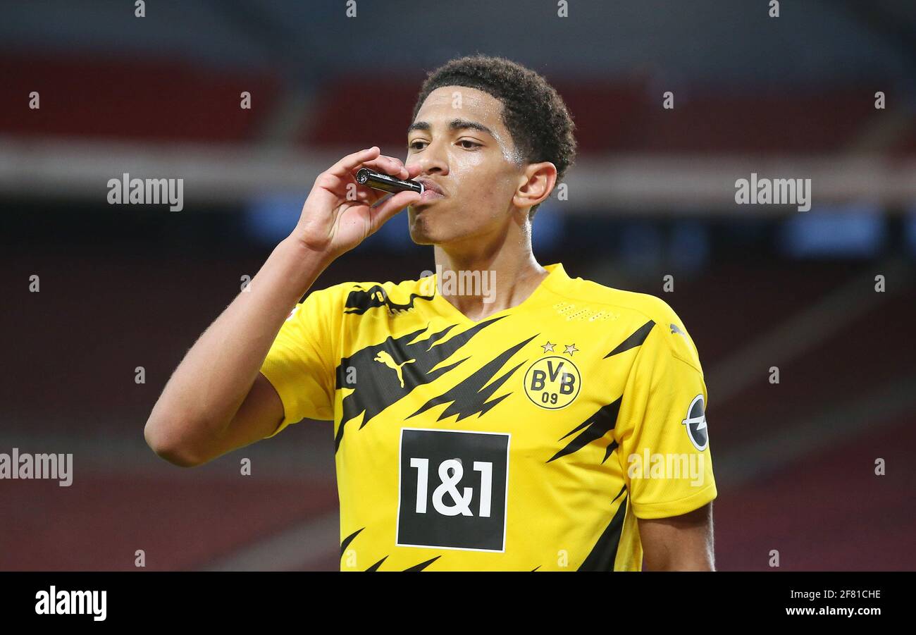 City Of Stuttgart, Deutschland. 07th Apr, 2021. firo: 10.04.2021 Football,  Soccer 1. Bundesliga, Season 2020/2021 VfB Stuttgart - BVB Borussia  Dortmund 2: 3 BVB Jude Bellingham, Injury, Injured, Drinks, Drink, Drink,  Ampoule,