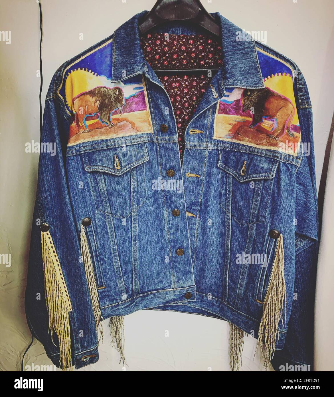 Denim jacket, rodeo style denim with Buffalo print. Jacket Factory in  Pitiquito Sonora, Mexico (Photo by Luis Gutierrez / NortePhoto) Chamarra de  mezclilla, mesclilla estipo rodeo con estampado de Bufalo. Fabrica de