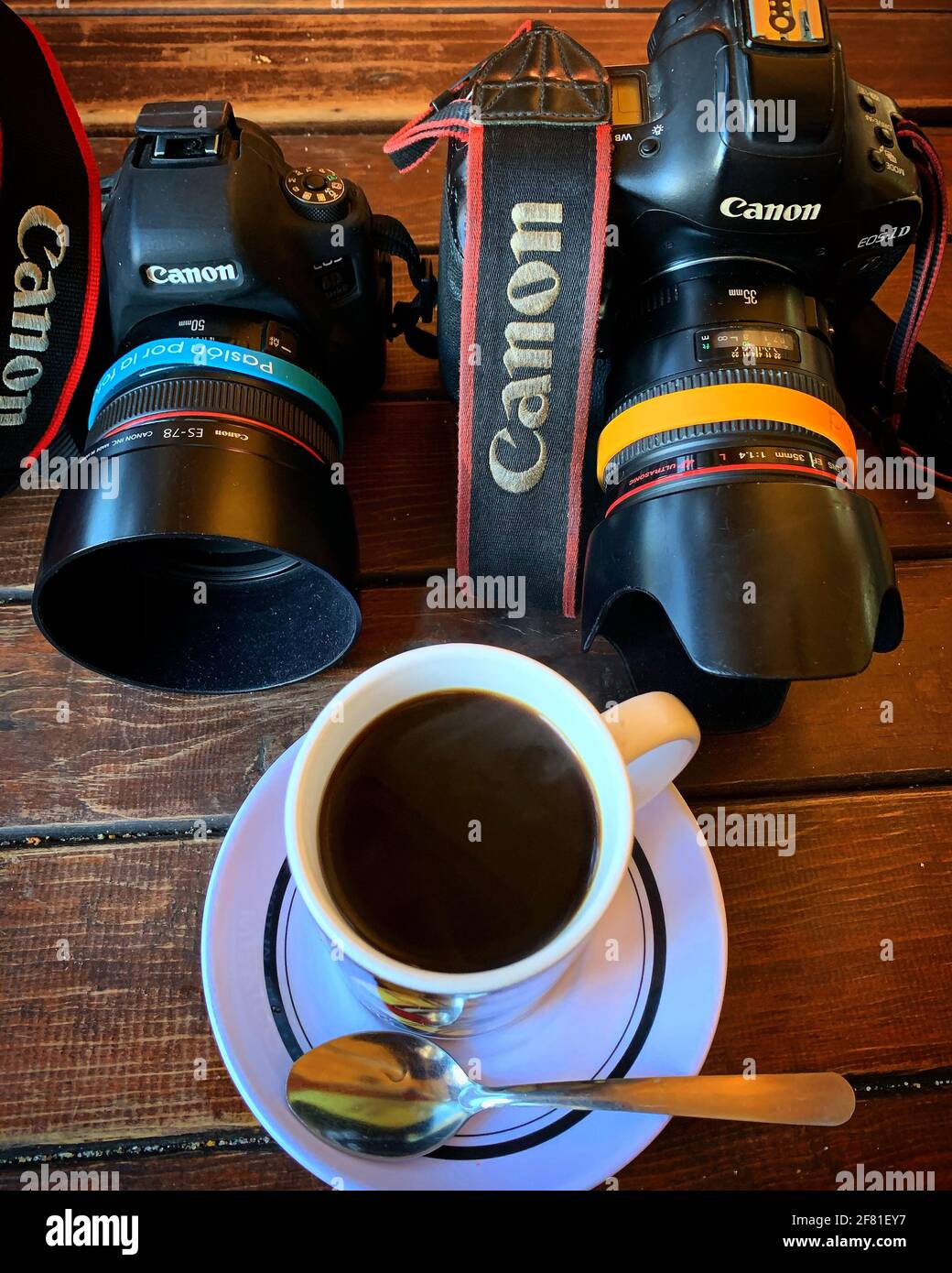 Canon 1dx Mark II, Canon 6D Mark II camera, Coffee cup and spoon on wooden  table in Hermosillo, Mexico. Camara Canon 1dx Mar II, Canon 6D Mark II,  Taza de cafe y