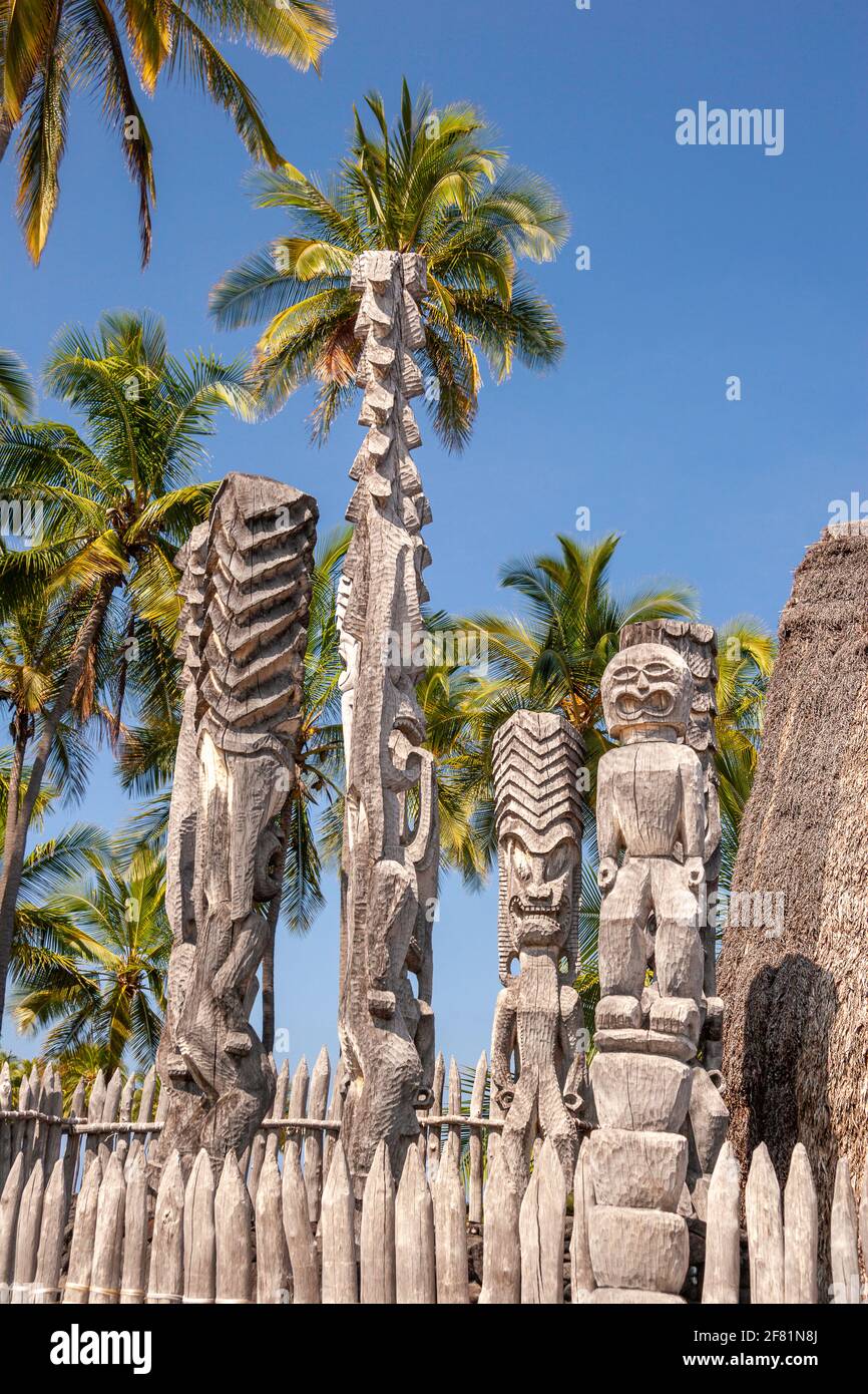 Ki'i wood carvings at Pu'uhonua o Honaunau National Historical Park. In ancient Hawaii, this was The Place Of Refuge, where individuals who had broken Stock Photo