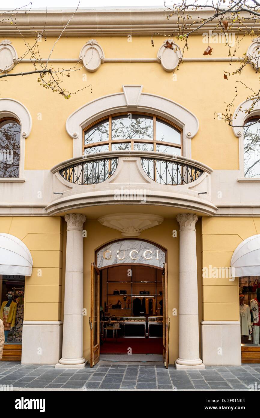 LAS ROZAS, SPAIN - Mar 27, 2021: Las Rozas, Madrid, Spain. Vertical shot of  the Gucci store entrance in the Las Rozas Village shopping center with the  Stock Photo - Alamy