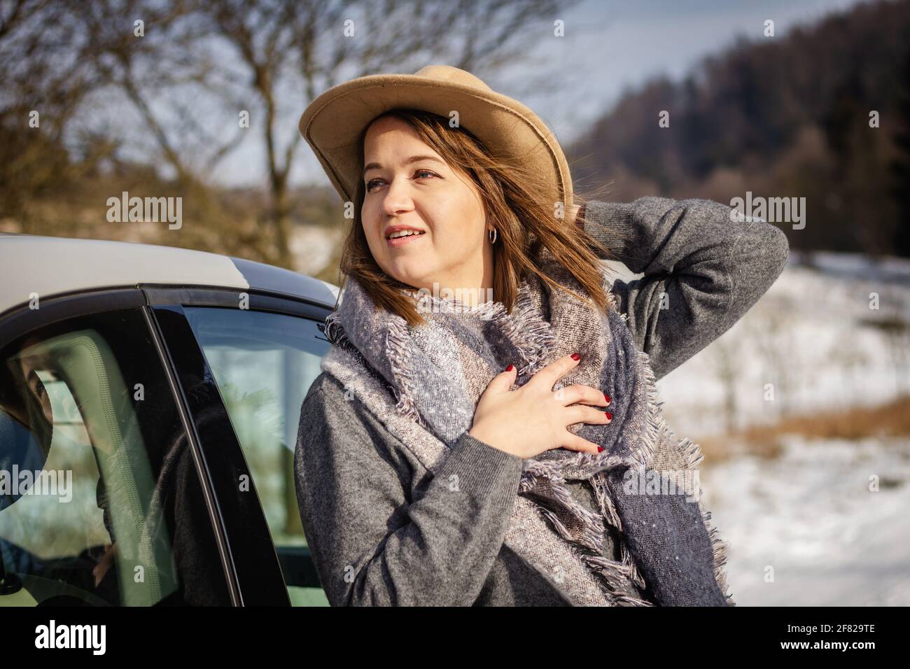 Young woman wearing cowboy hat hi-res stock photography and images - Alamy