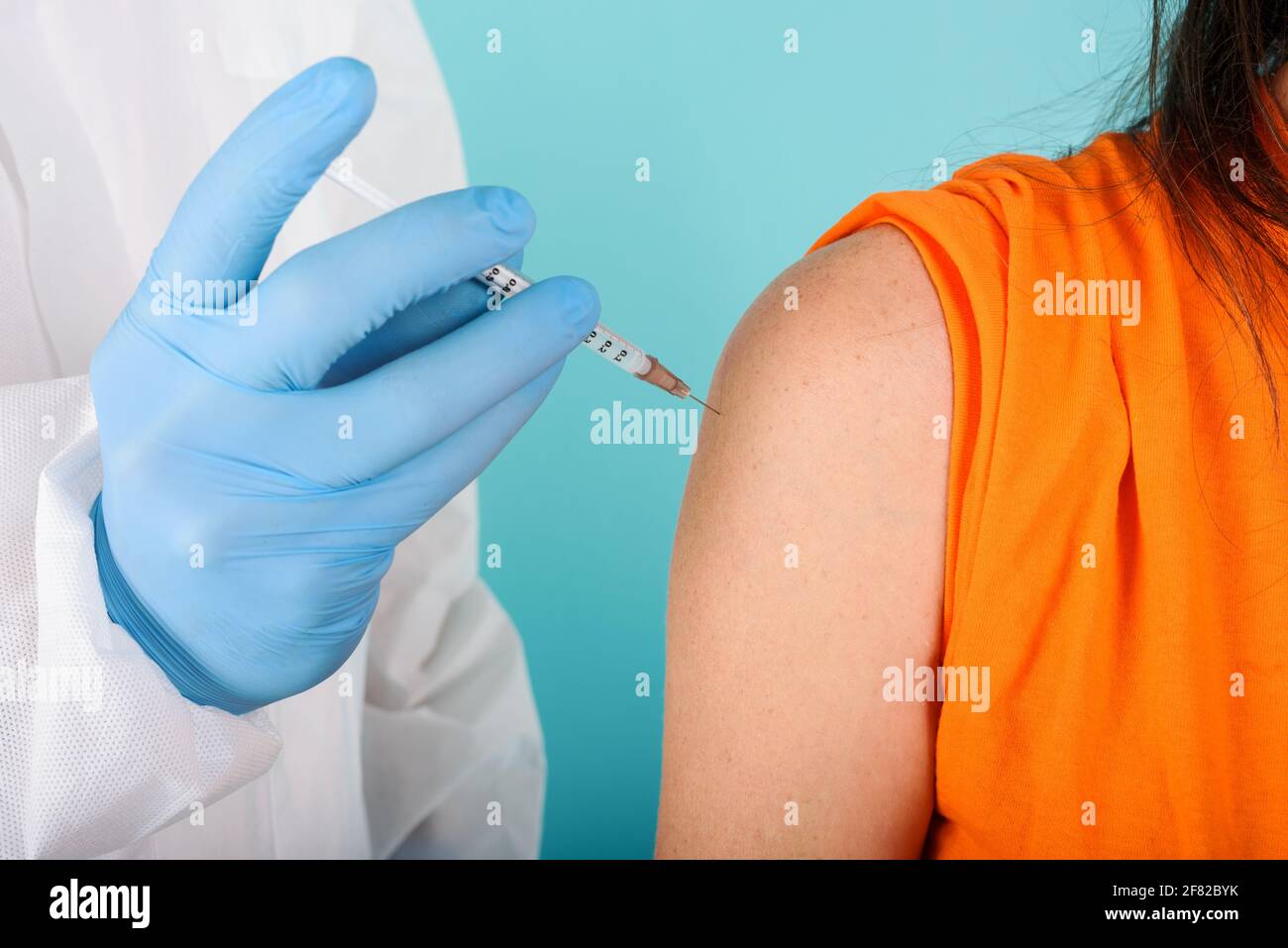 Doctor patient inject woman hi-res stock photography and images - Alamy