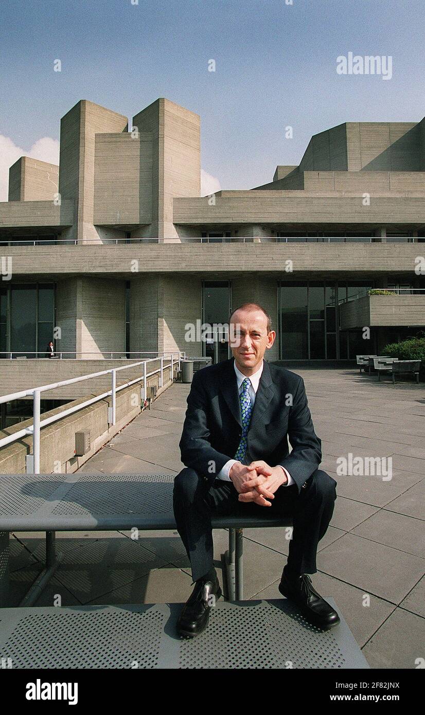 NICHOLAS HYTNER THE NEW DIRECTOR OF THE NATIONAL THEATRE. 25/9/01 PILSTON Stock Photo
