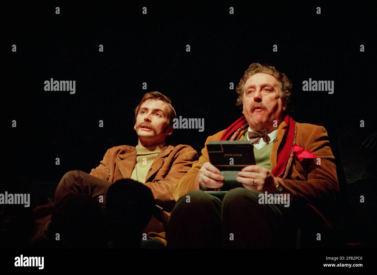 l-r: David Tennant (Moon), Desmond Barrit (Birdboot) in THE REAL INSPECTOR HOUND by Tom Stoppard at the Comedy Theatre, London SW1 22/04/1998  a Warehouse production  design: Robert Jones  lighting: Howard Harrison  director: Gregory Doran Stock Photo