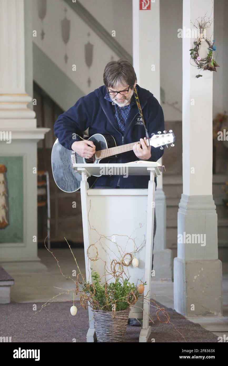 11 April 2021, Thuringia, Tröbnitz: Friedbert Reinert, the initiator of the Tälerpigerweg, sings in the pilgrimage church. On 11.04.21 the season on the Tälerpilgerweg in the Saale-Holzland and Saale-Orla district in Thuringia opens. Under the motto "Alone and yet together - Connected on the Valley Pilgrimage Trail". Afterwards, the invitation is extended to individual pilgrims. Photo: Bodo Schackow/dpa-Zentralbild/dpa Stock Photo