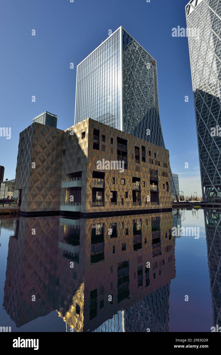 One Bank Street and the Quay Club, Middle Dock, Canary Wharf, Docklands, East London, United Kingdom Stock Photo
