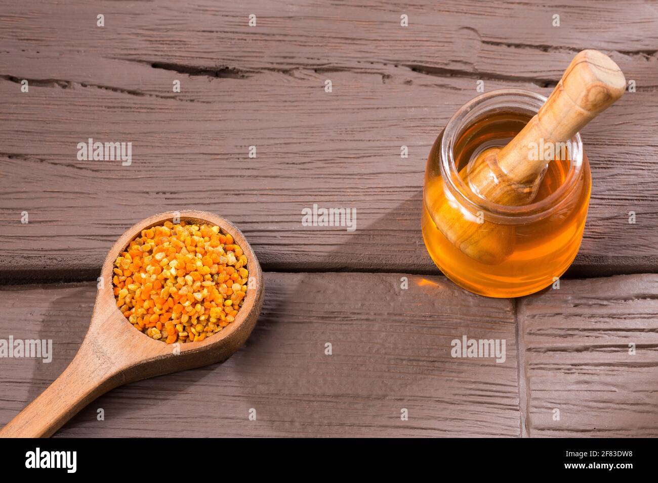 Bee honey and pollen grains. Natural sweetener Stock Photo - Alamy