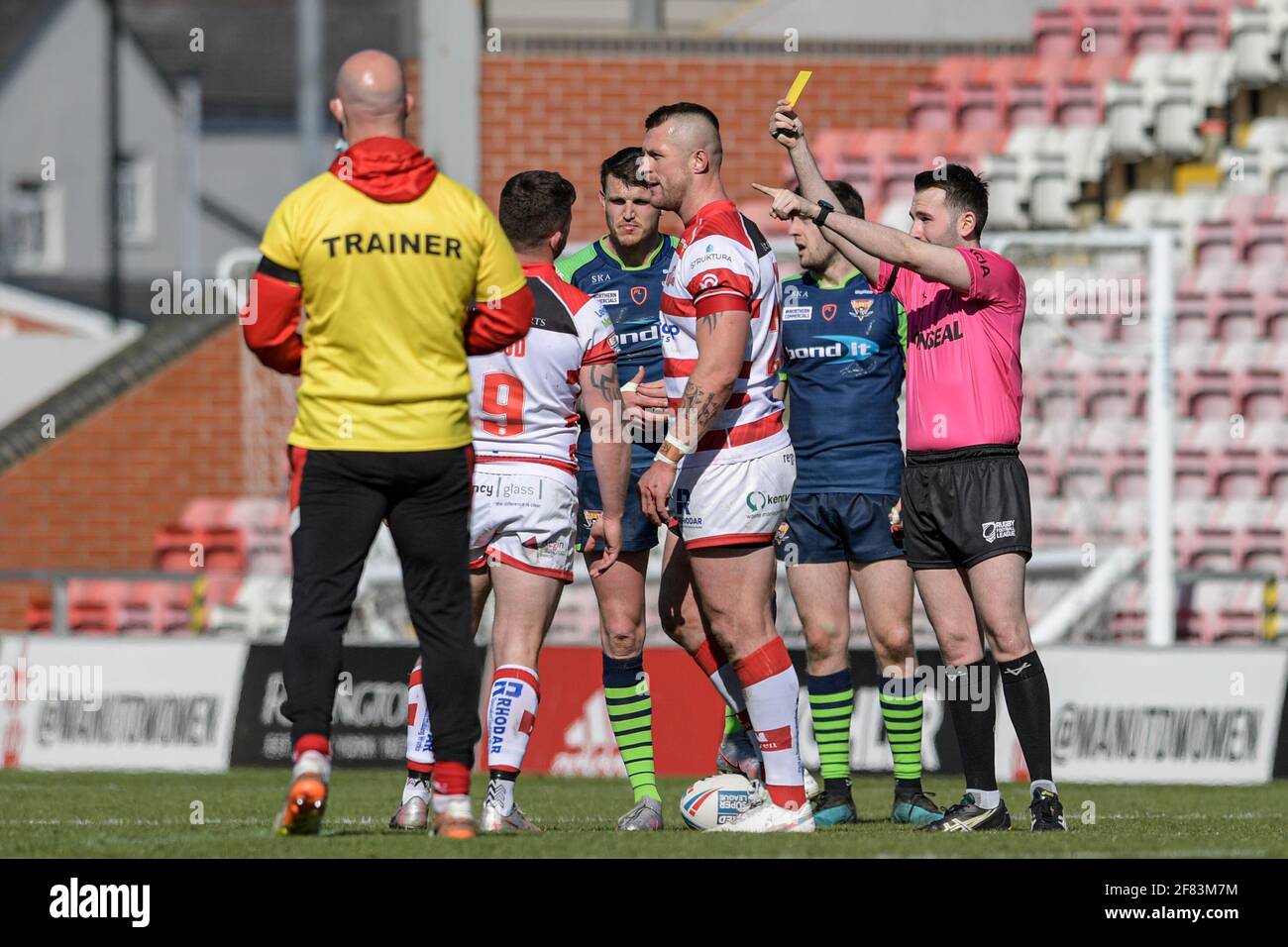 Sin bin yellow card hi-res stock photography and images - Alamy