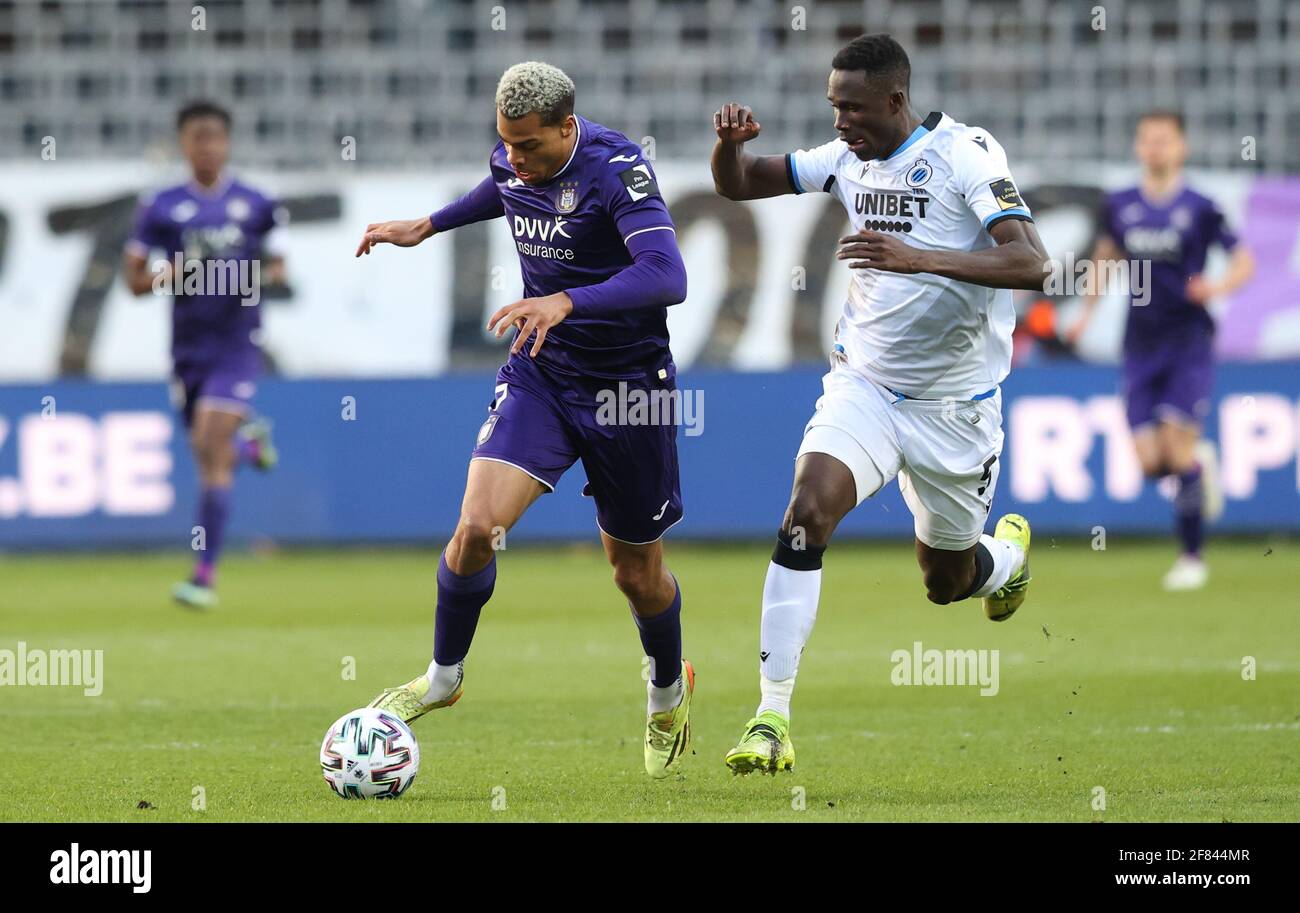 Anderlecht's Lukas Nmecha and Club's Odilon Kossounou fight for the ball  during a soccer match between RSC Anderlecht and Club Brugge KV, Sunday 11  Ap Stock Photo - Alamy
