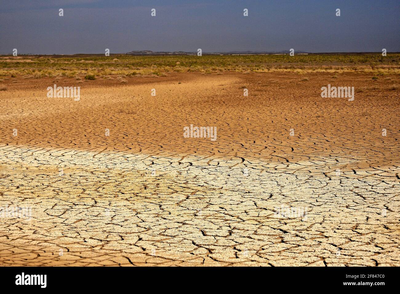 Iran Durch die  Wüste Lut  Ausgetrockneter See Blauer Himmel über Stock Photo
