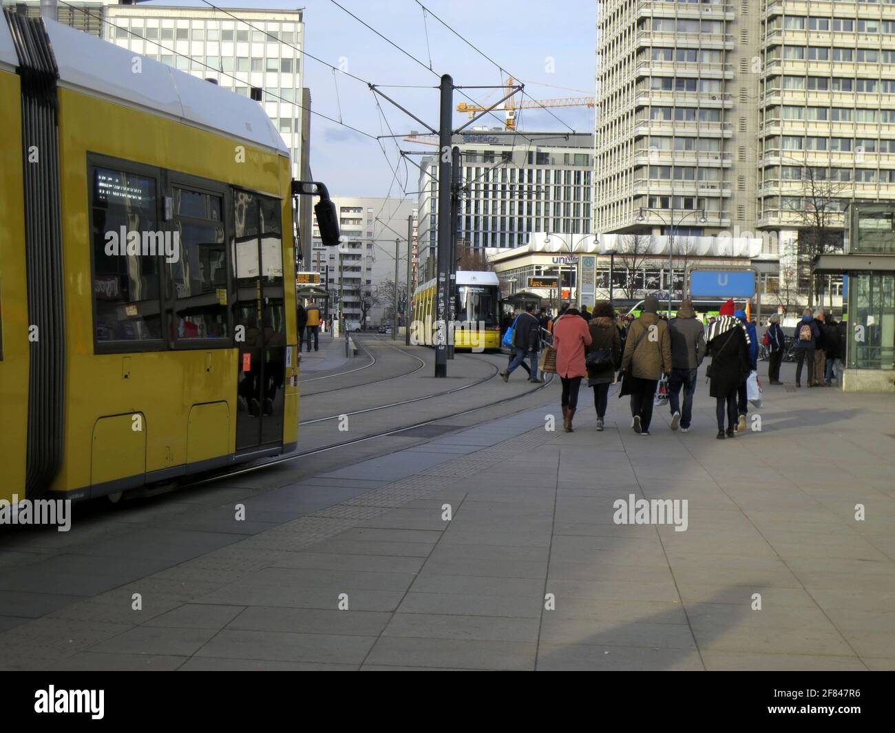 Gelbe Wagen in Nahverkehrügen Stock Photo - Alamy