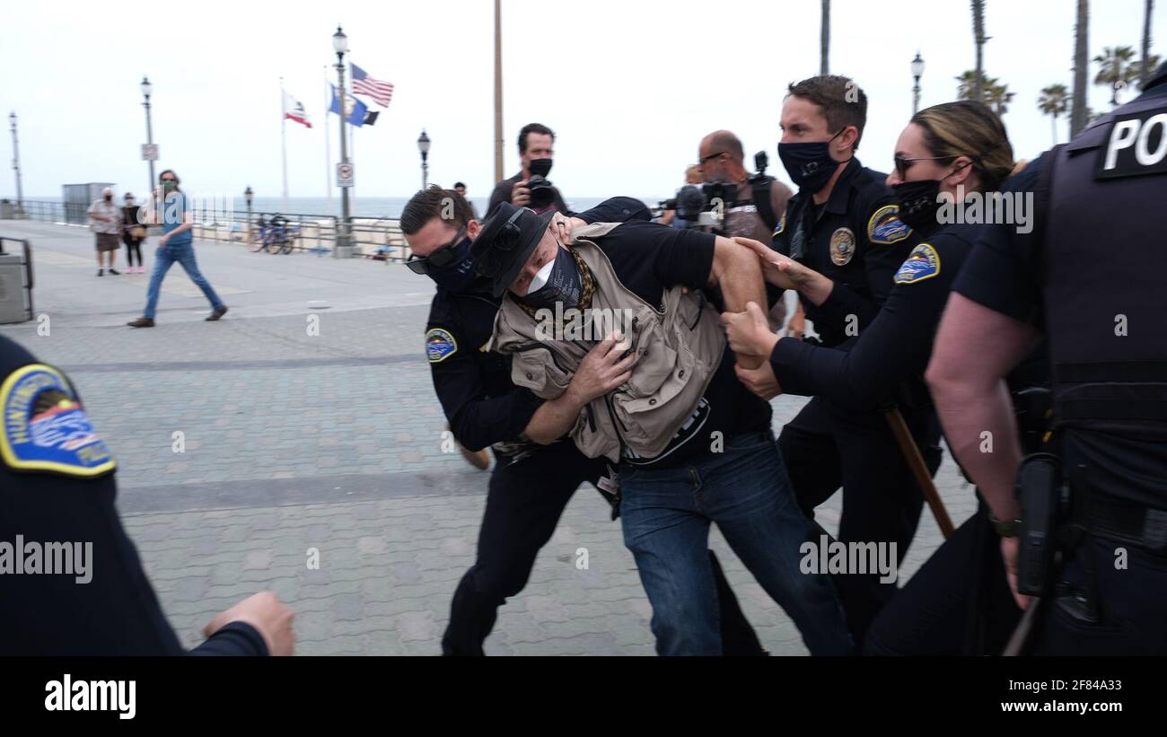 Huntington Beach, CA, USA. 11th Apr, 2021.  A man is arrested by Huntington Beach police for allegedly obstructing police officers. Multiple counter protesters showed up to Huntington Beach Pier on Sunday morning after 'White Lives Matter Rally' fliers were circulated online. Credit: Young G. Kim/Alamy Live News Stock Photo