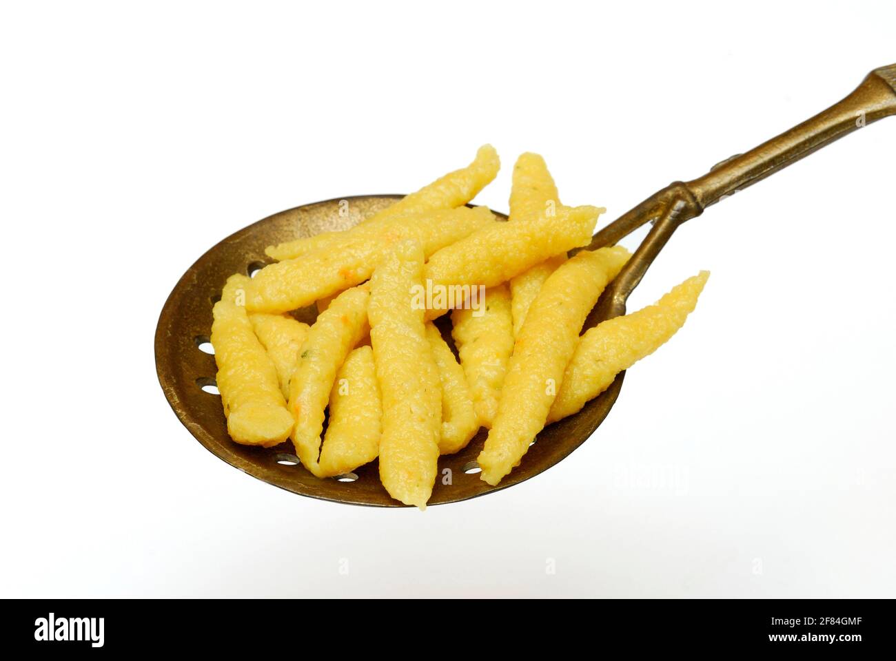 spaetzle-in-skimmer-spaetzle-noodles-stock-photo-alamy