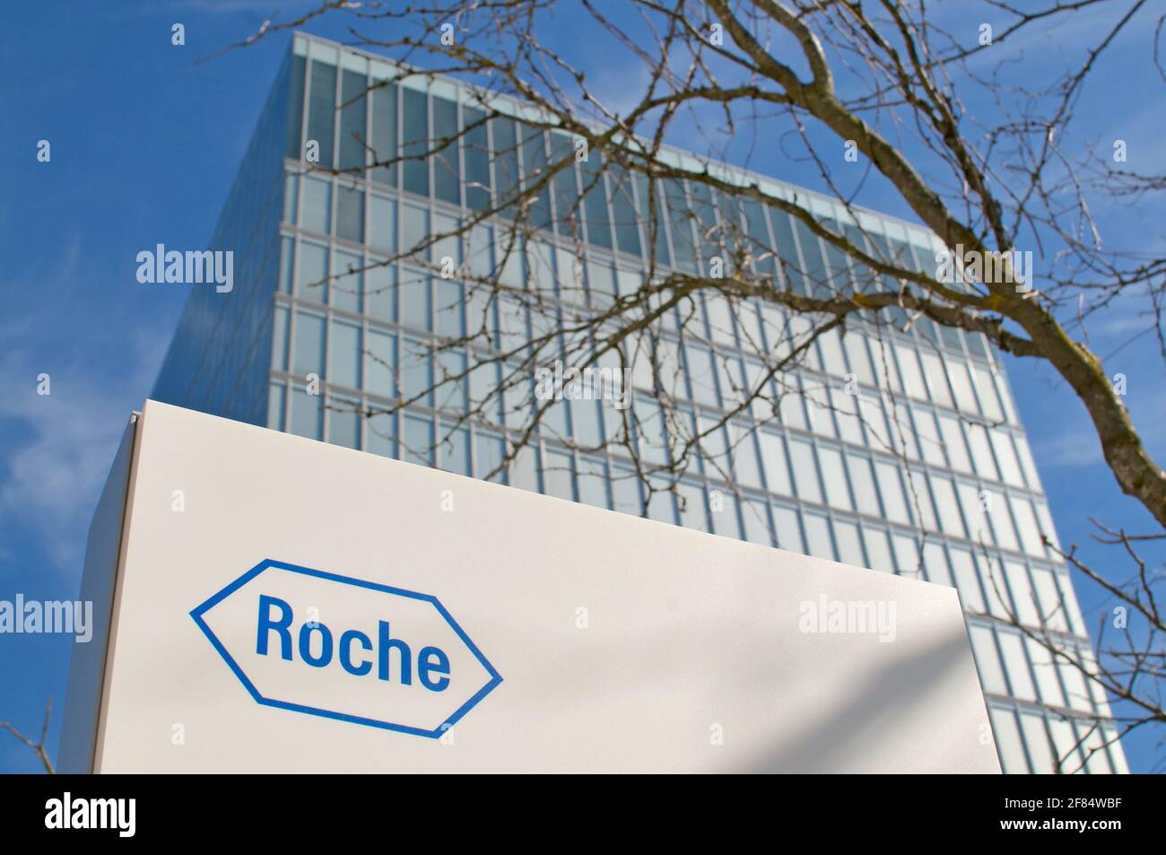 Rotkreuz, Zug, Switzerland - 28th March 2021 : Roche sign in front of the Roche Diagnostics Tower in Rotkreuz, Switzerland. F. Hoffmann-La Roche AG is Stock Photo