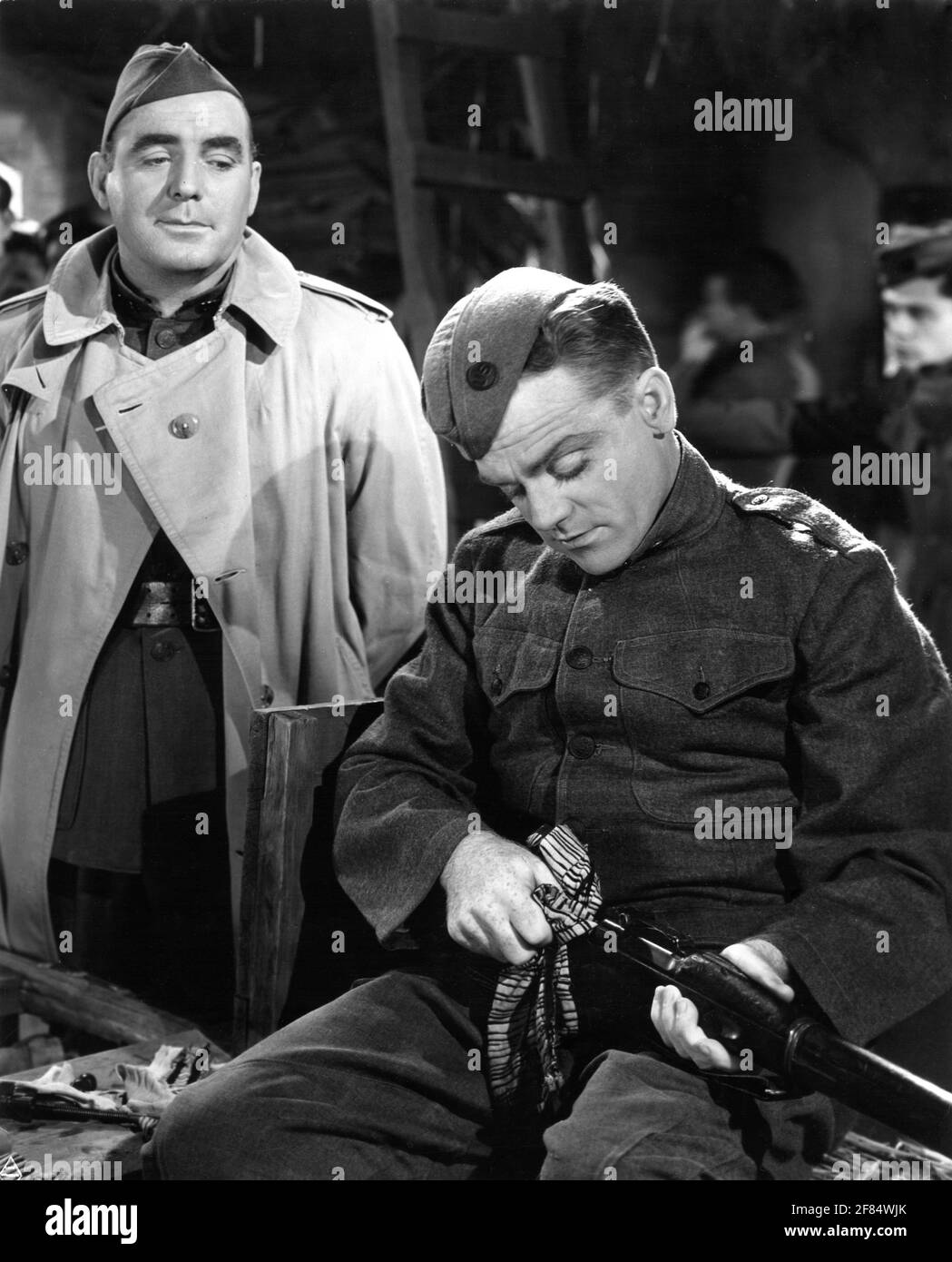 PAT O'BRIEN and JAMES CAGNEY in THE FIGHTING 69TH 1940 director WILLIAM ...