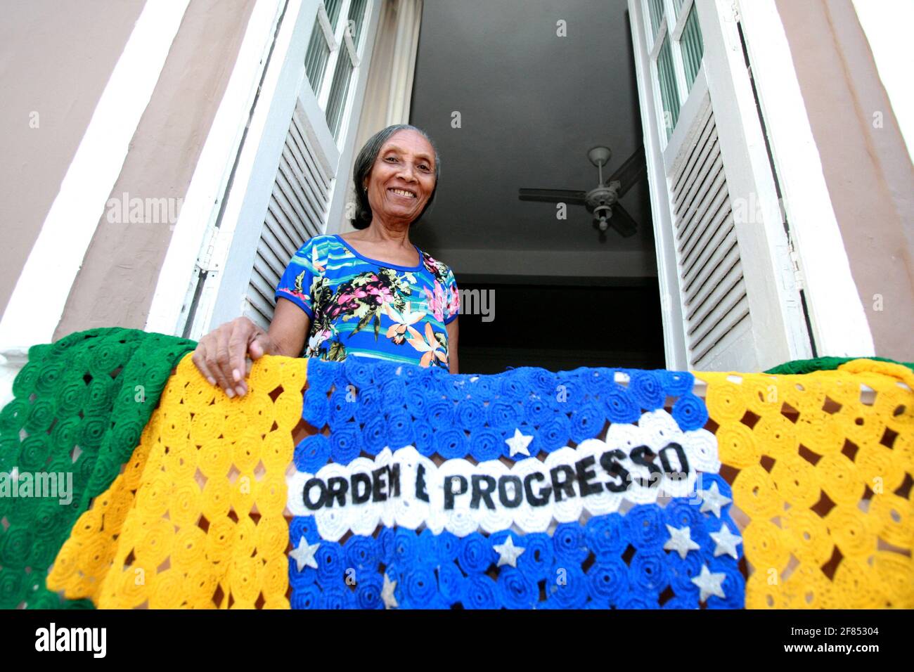 salvador, bahia / brazil - july 2, 2015: Person holds Brazilian flag in the Lapinha neighborhood of Salvador, during the July 2 celebrations, symboliz Stock Photo