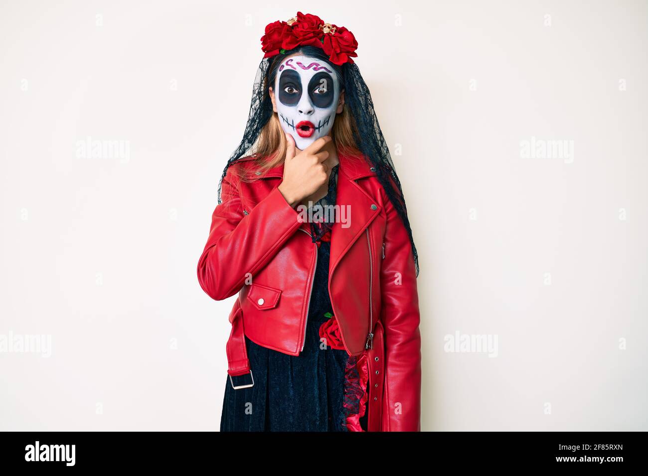 Shock horror surprise astonished woman hi-res stock photography and ...