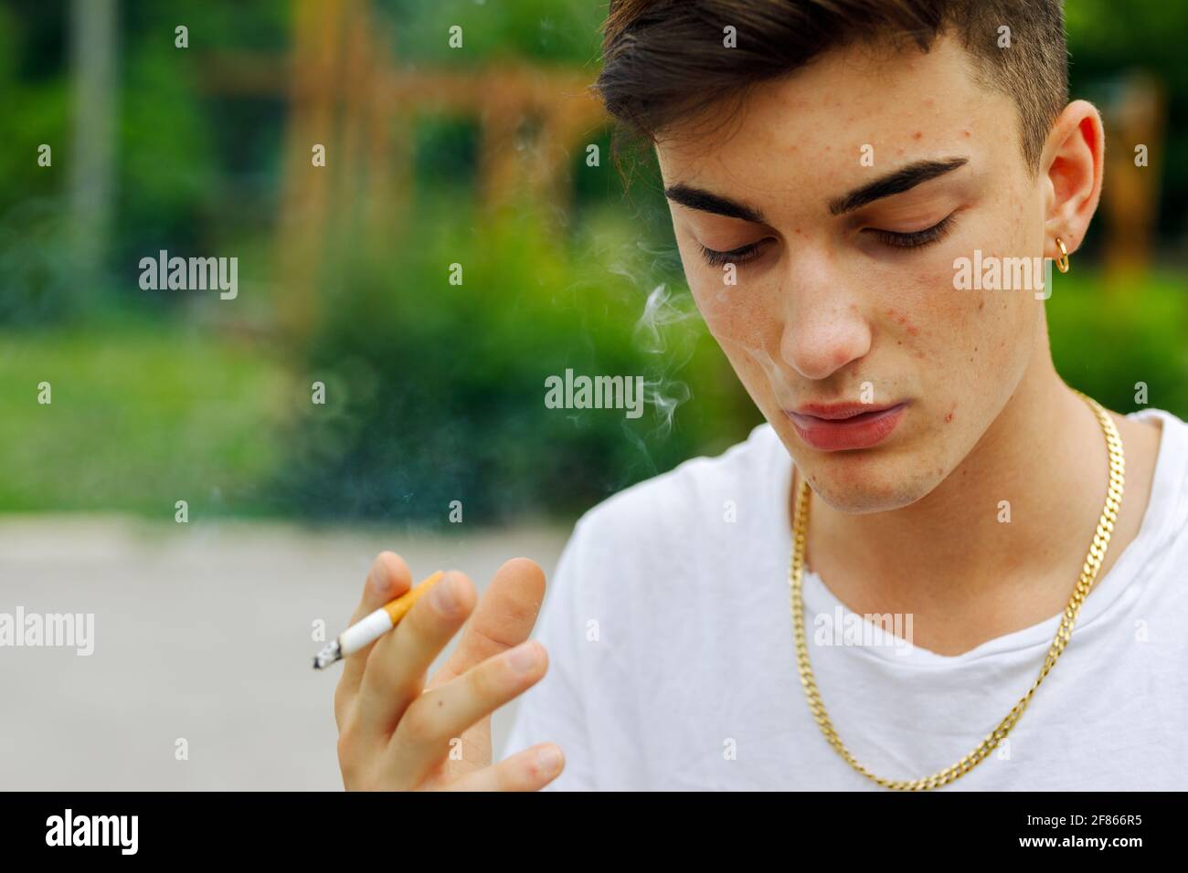 chain smoker cigarette Chain smoker hi-res stock photography and images