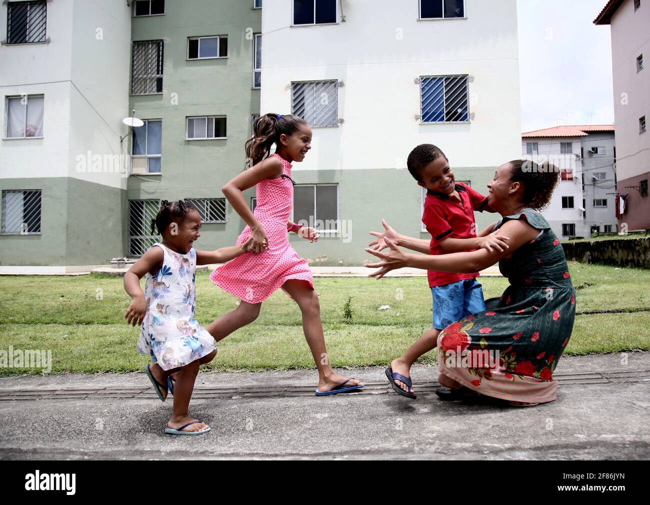 mata de sao joao, bahia, brazil - october 1, 2020: a mother and her three children are seen in a popular condominium under construction by the federal Stock Photo