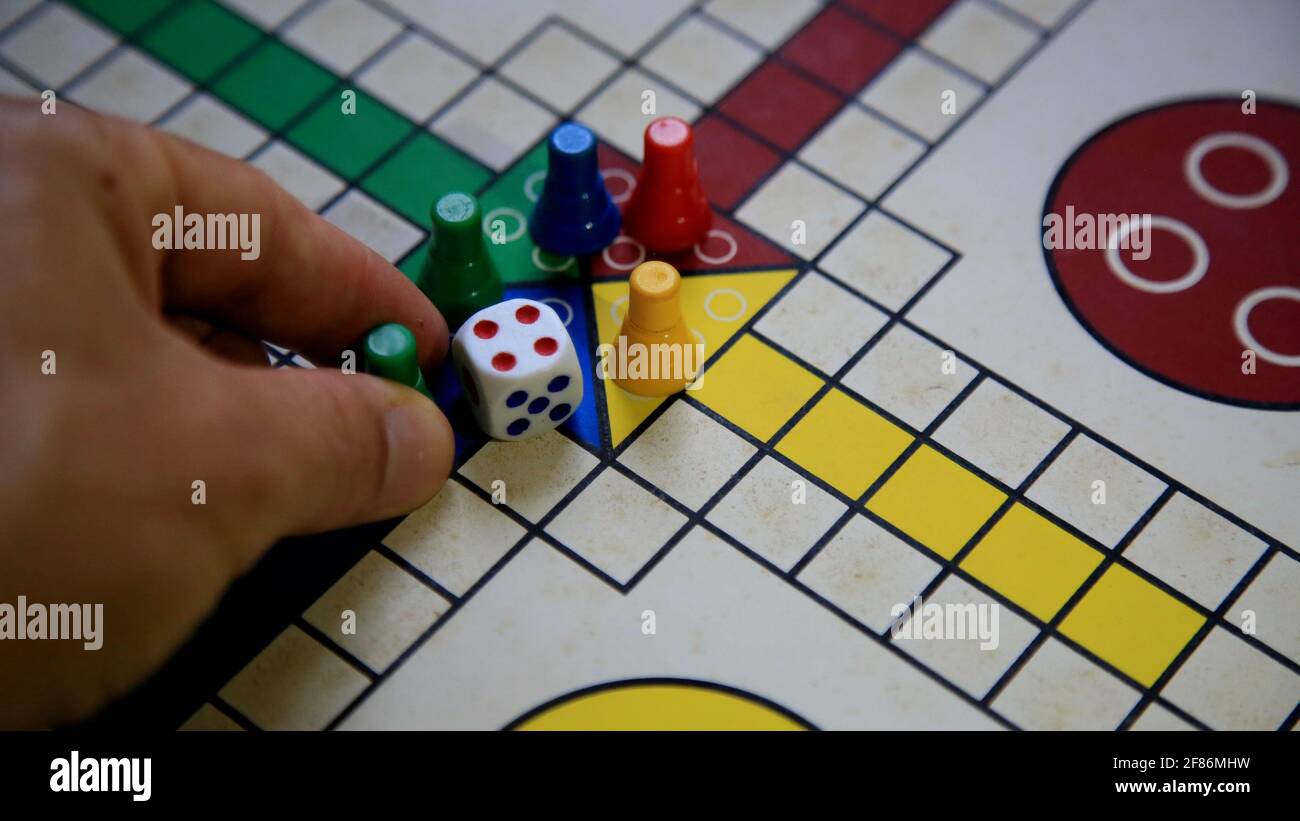 Ludo Board Dice E Peão Tempos Antigos Tradicionais Da Vila Passando Por  Amigos E Jogos Familiares Foto de Stock - Imagem de amigos, evento:  219689890