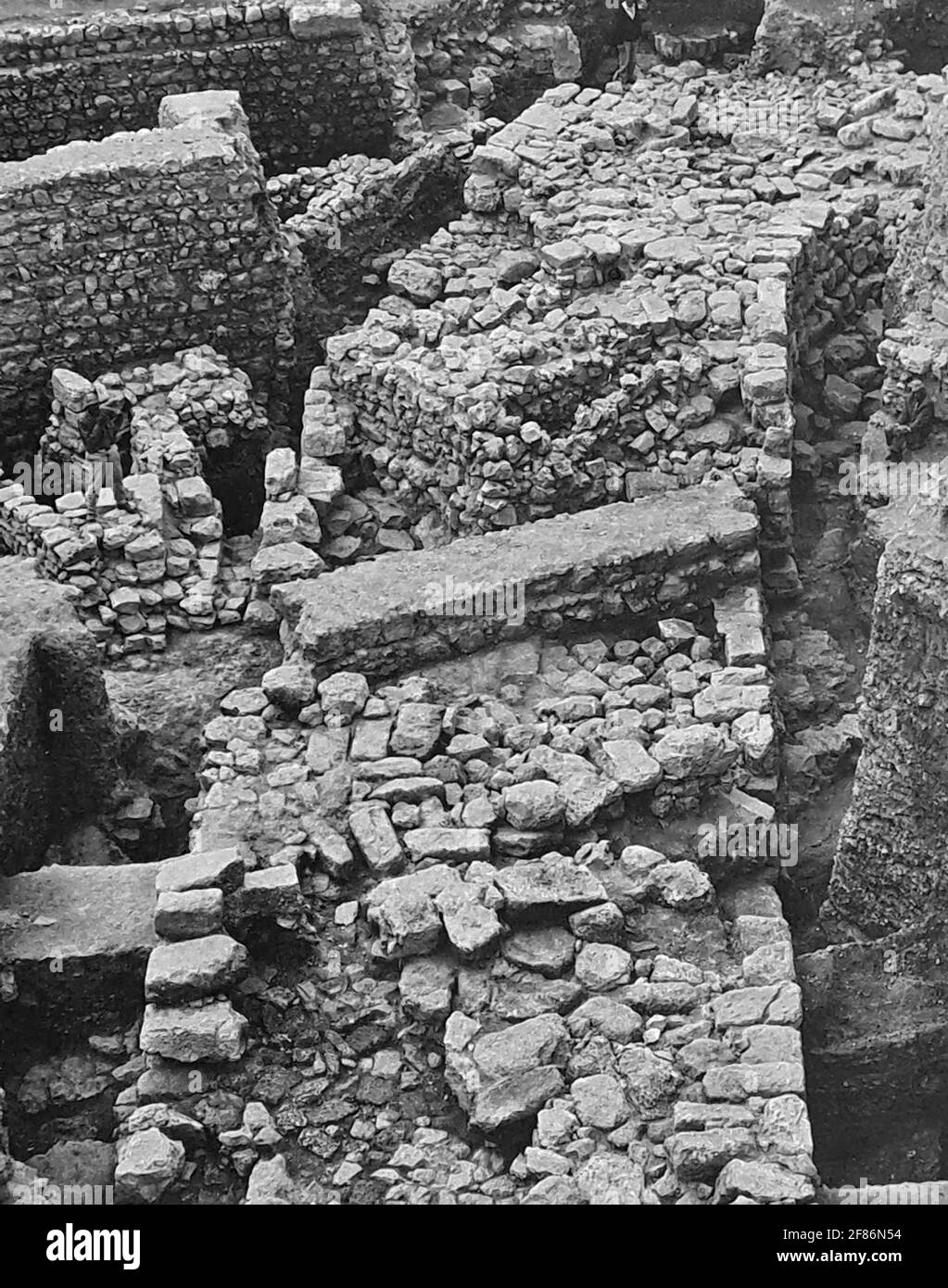 167. PART OF THE WALL ENCLOSING JERUSALEM BUILT IN THE 8TH C. B.C. BY KING HEZEKIAH TO PROTECT THE CITY FROM THE INVADING ASSYRIANS. EARLY STAGES OF E Stock Photo